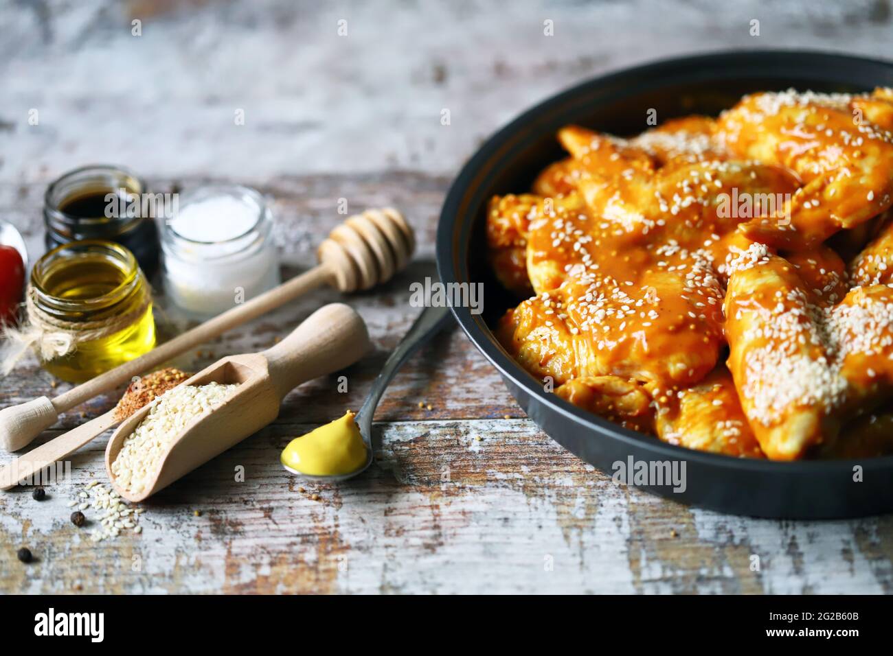 Kochen von Hähnchenflügeln. Buffalo Wings Rezept. Keto Paleo. Pegan. Stockfoto