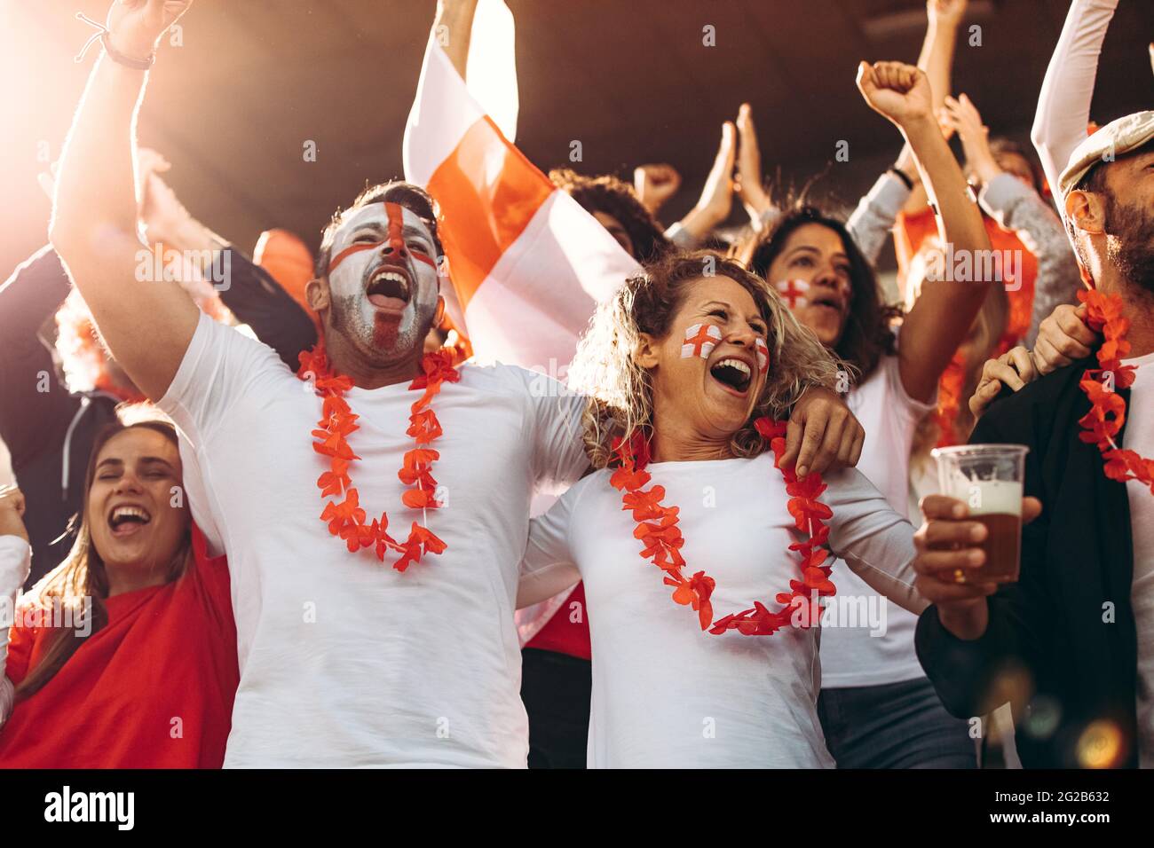 Englische Zuschauer genießen nach einem Meisterschaftssieg im Stadion. Jubelnde Fußballfans beim Fußballmeisterschaftsspiel. Stockfoto