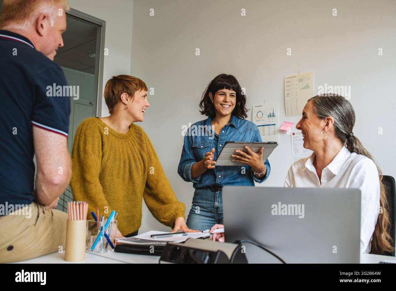 Geschäftsteam arbeitet in Startup-Büros zusammen. Unternehmer im Amt diskutieren über die Arbeitsstrategie. Stockfoto