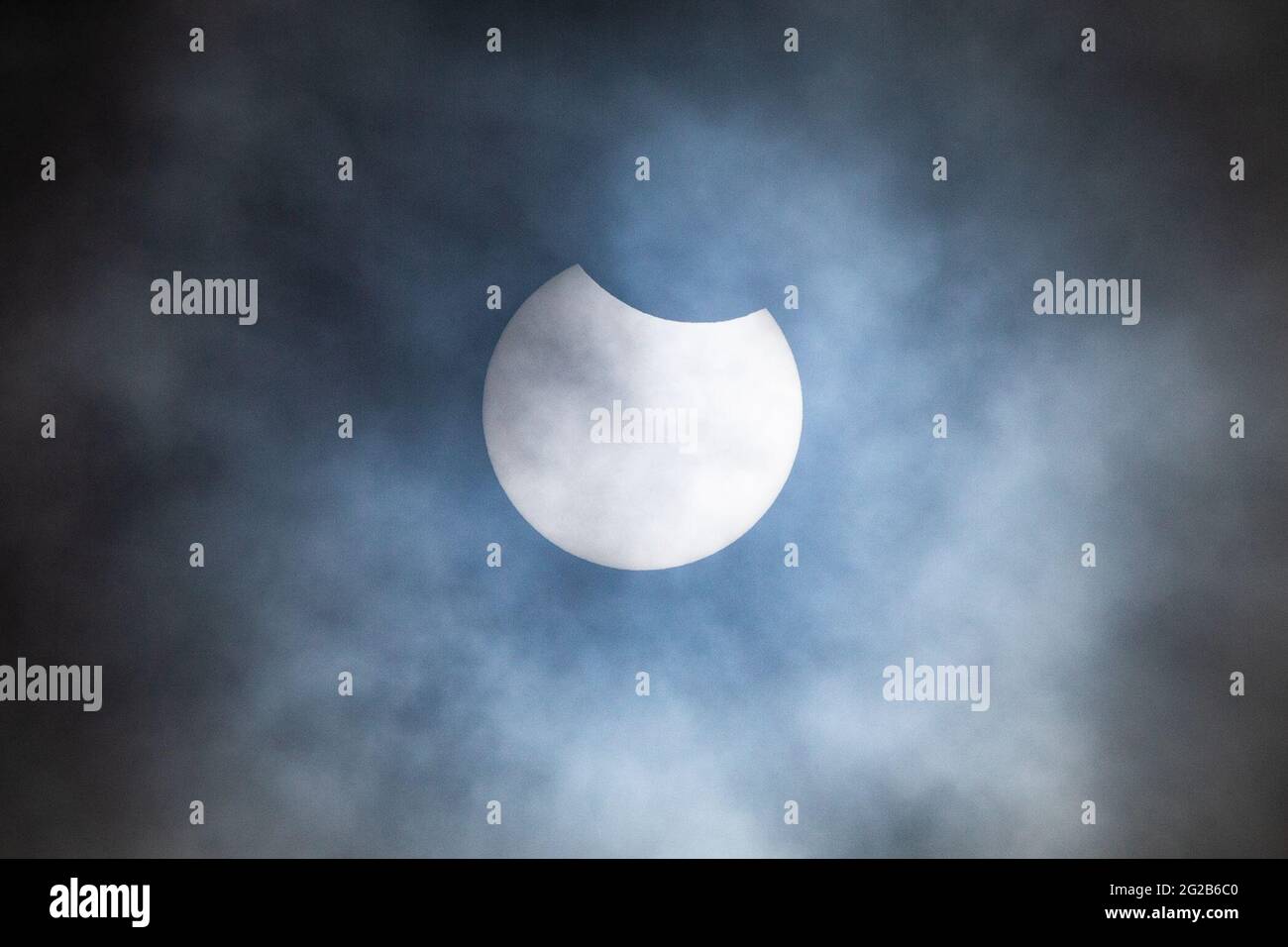 Birmingham, Großbritannien. Juni 2021. Der Mond beginnt seinen Transit über die Sonne, um heute eine partielle Sonnenfinsternis über Großbritannien zu produzieren. Peter Lopeman/Alamy Live News Stockfoto
