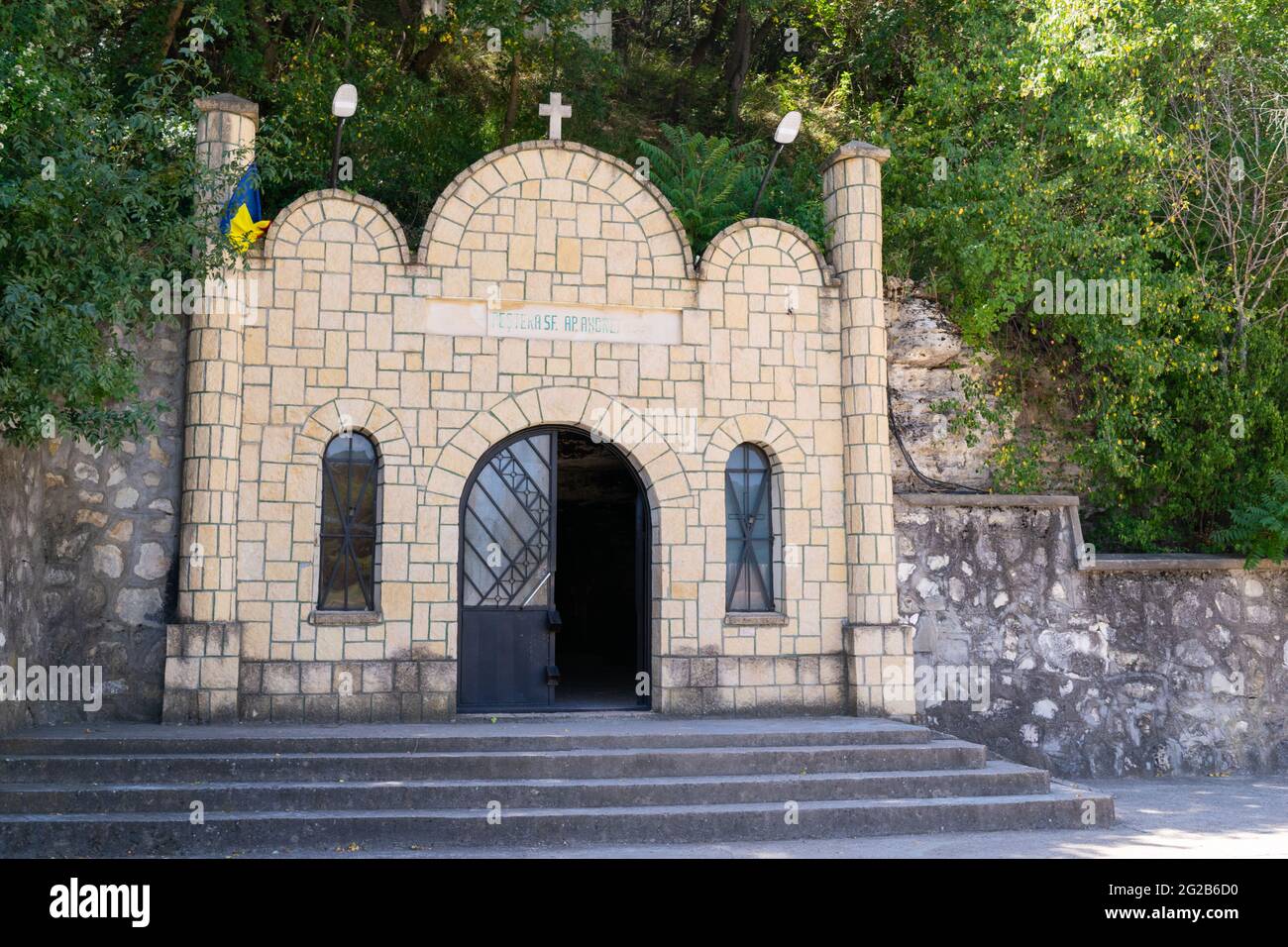 Constanta, Rumänien - 04. August 2020: Der Eingang zur Höhle des Heiligen Andreas in Dobrogea, Rumänien. Stockfoto