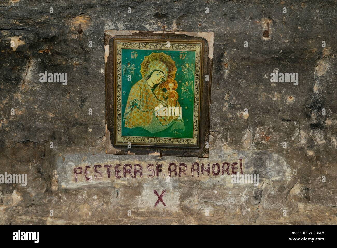 Constanta, Rumänien - 04. August 2020: Der Schrein in der Höhle des heiligen Andreas in Dobrogea, Rumänien. Stockfoto