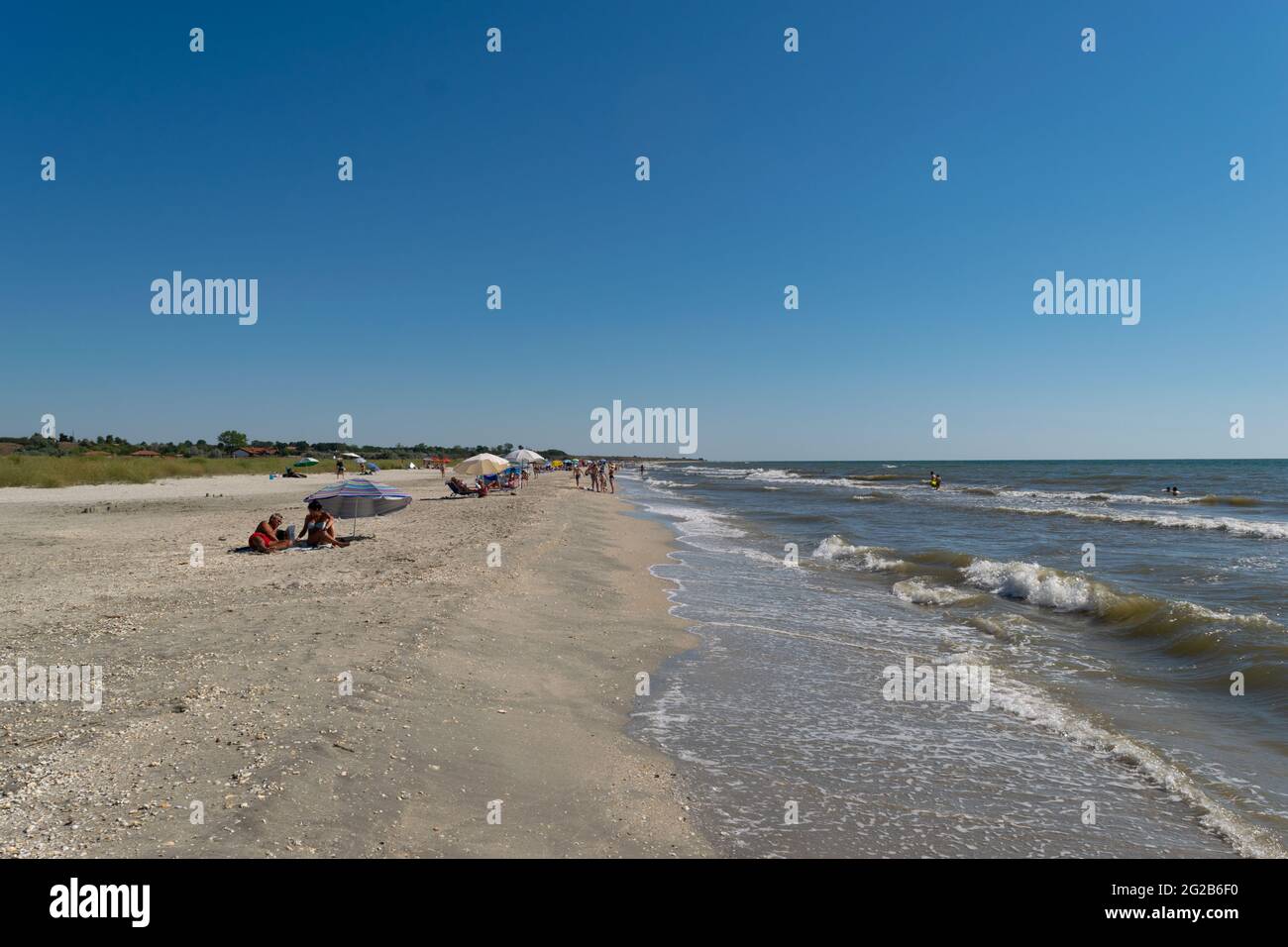 Corbu, Constanta, Rumänien - 01. August 2020: Touristen haben Spaß am Strand von Corbu, Rumänien. Stockfoto