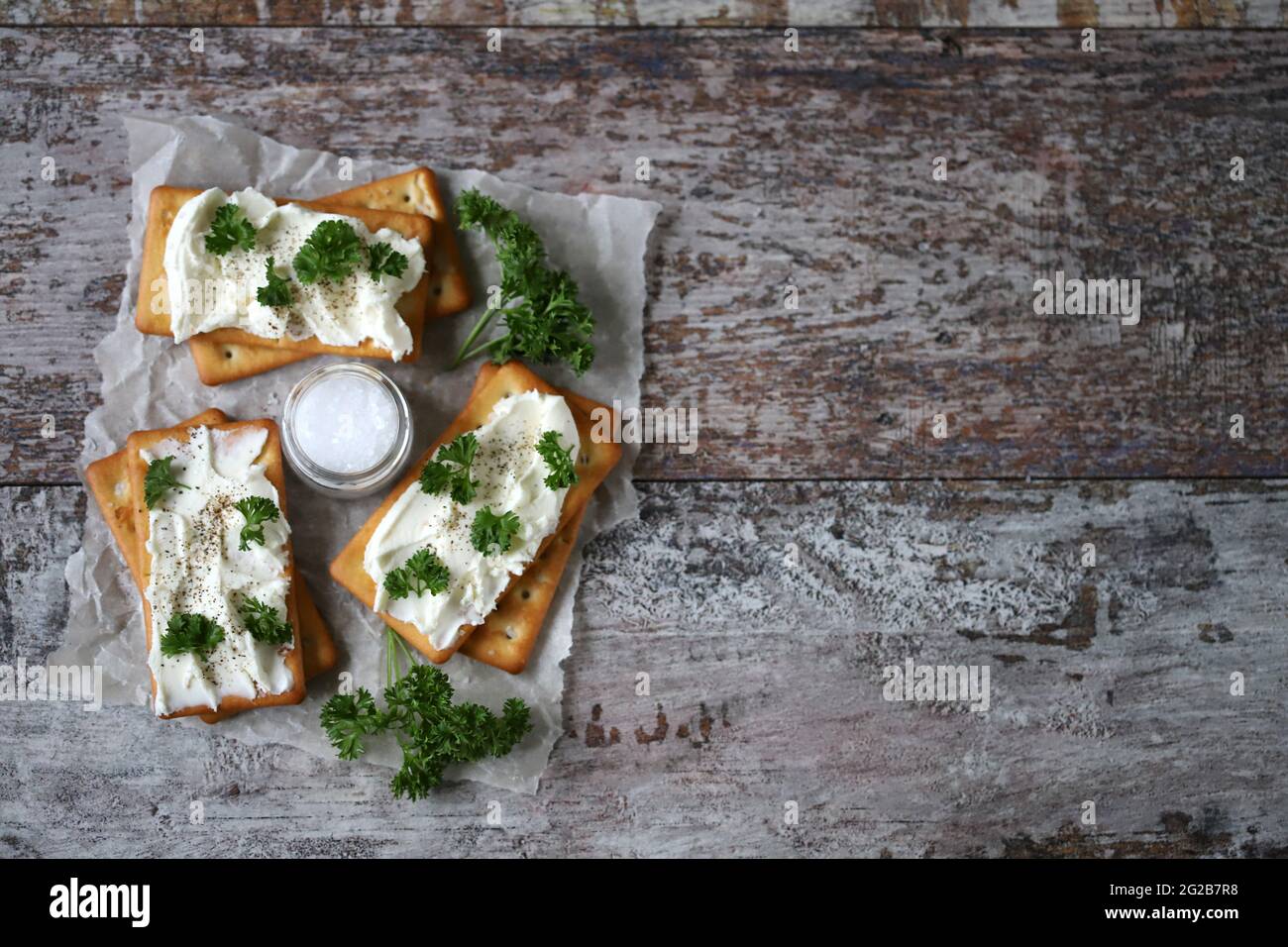 Frischkäse-Cracker und Kräuter. Gesunder Snack. Stockfoto