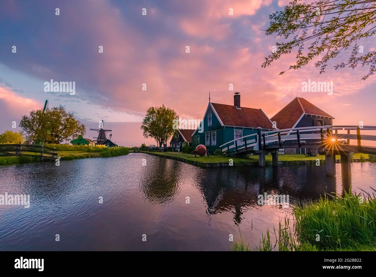 Sonnenaufgang am Zaanse Schans, einem bekannten touristischen Hotspot in Zaandijk, in der niederländischen Provinz Noord-Holland, nicht weit von Amsterdam. Stockfoto