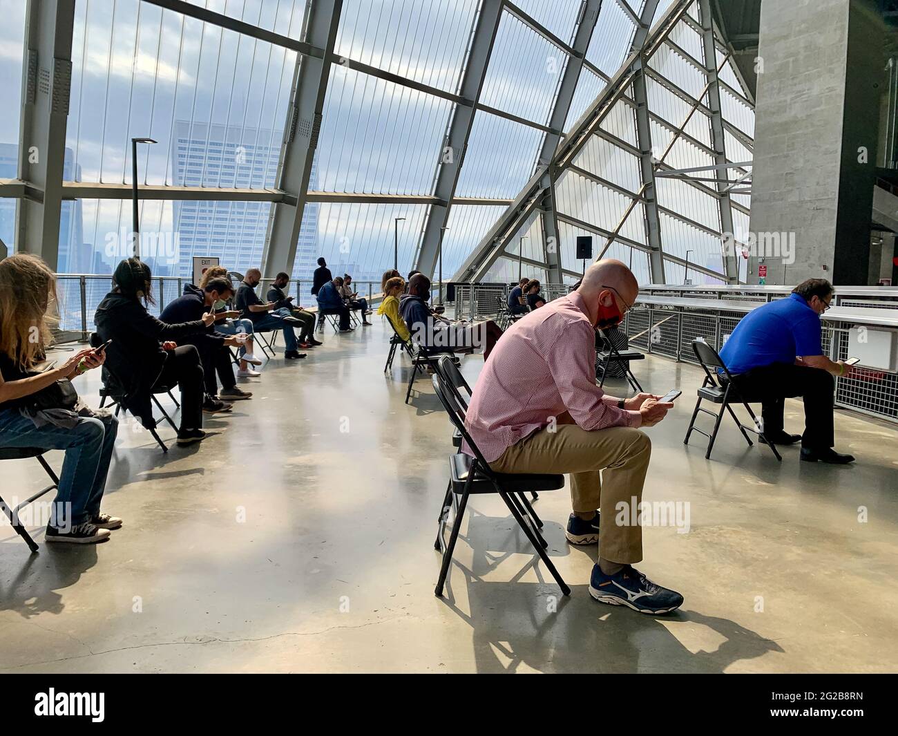 ATLANTA, GEORGIA, USA - 26. März 2021: Menschen im Mercedes-Benz Stadium tragen Masken und sitzen sozial distanziert und warten fünfzehn Minuten Stockfoto