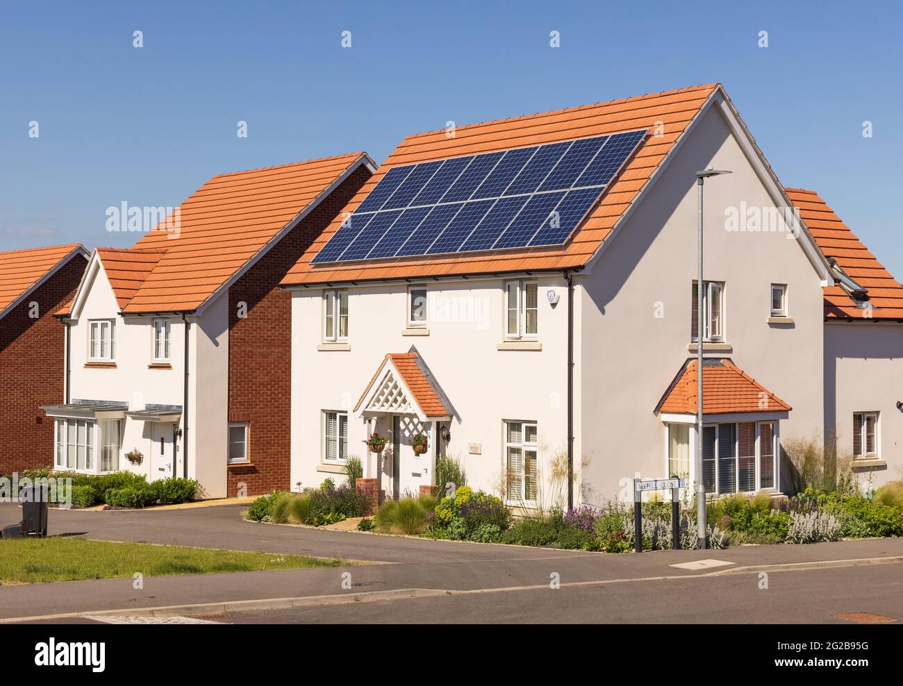 Freistehendes Neubau-Haus mit Sonnenkollektoren auf dem Dach. VEREINIGTES KÖNIGREICH Stockfoto