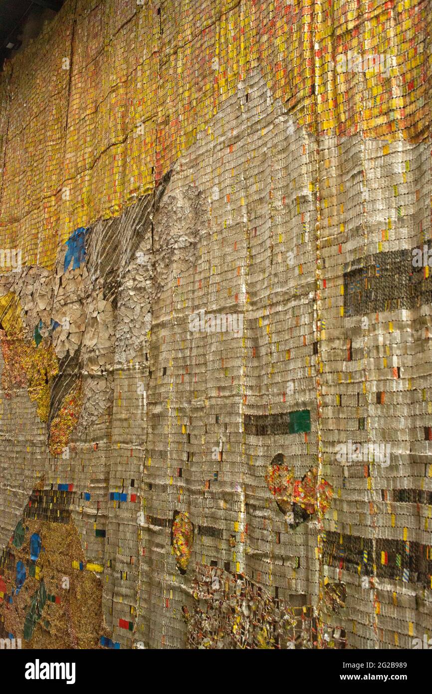 Auf der Suche nach Verbindung ziert der ghanaische Künstler El Anatsui das Atrium im Landesmuseum Zeitz MOCAA von Kapstadt Stockfoto