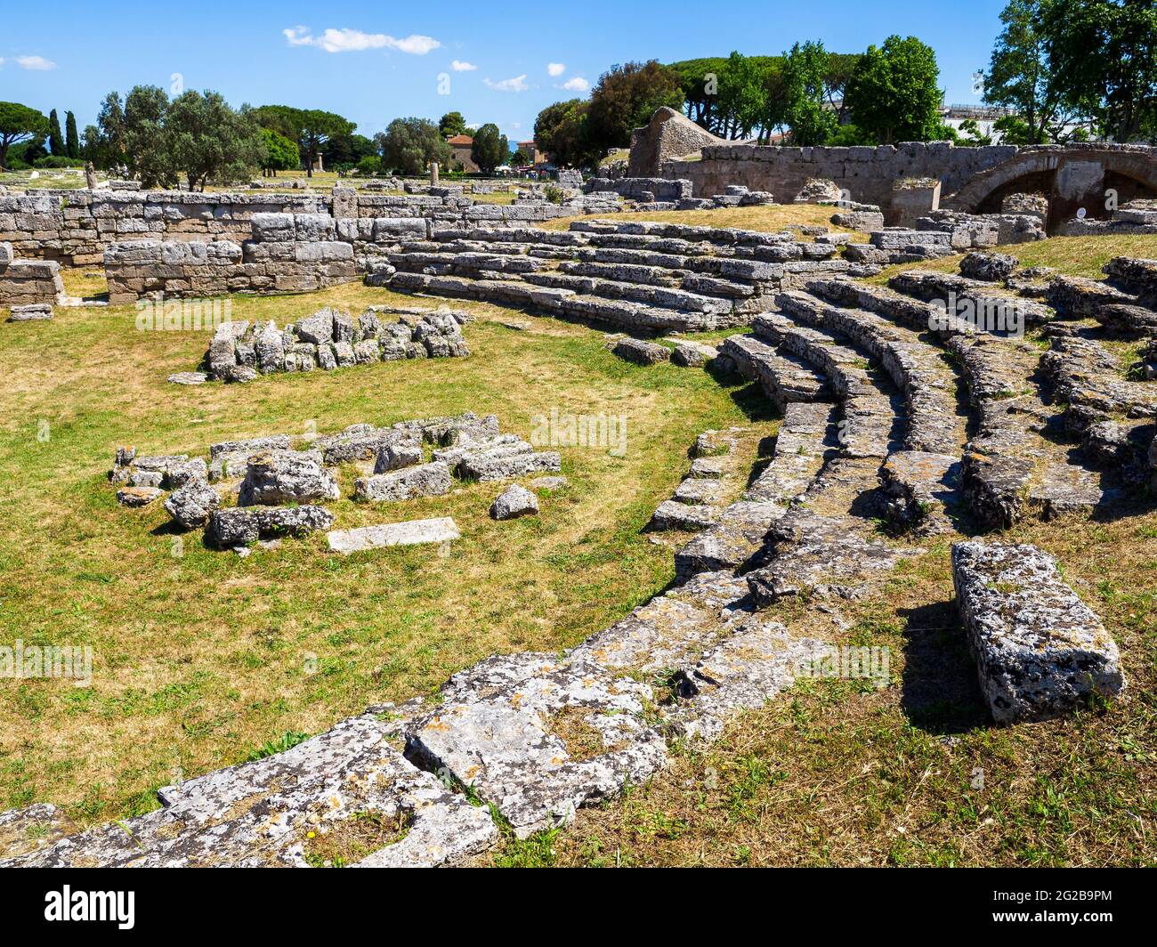 Comitium, wo sich die Versammlungen der römischen Gerichte versammelten, um die lokalen Richter zu wählen und wo Volksversammlungen abgehalten wurden - Archäologisches Gebiet von ​​Paestum - Salerno, Italien Stockfoto