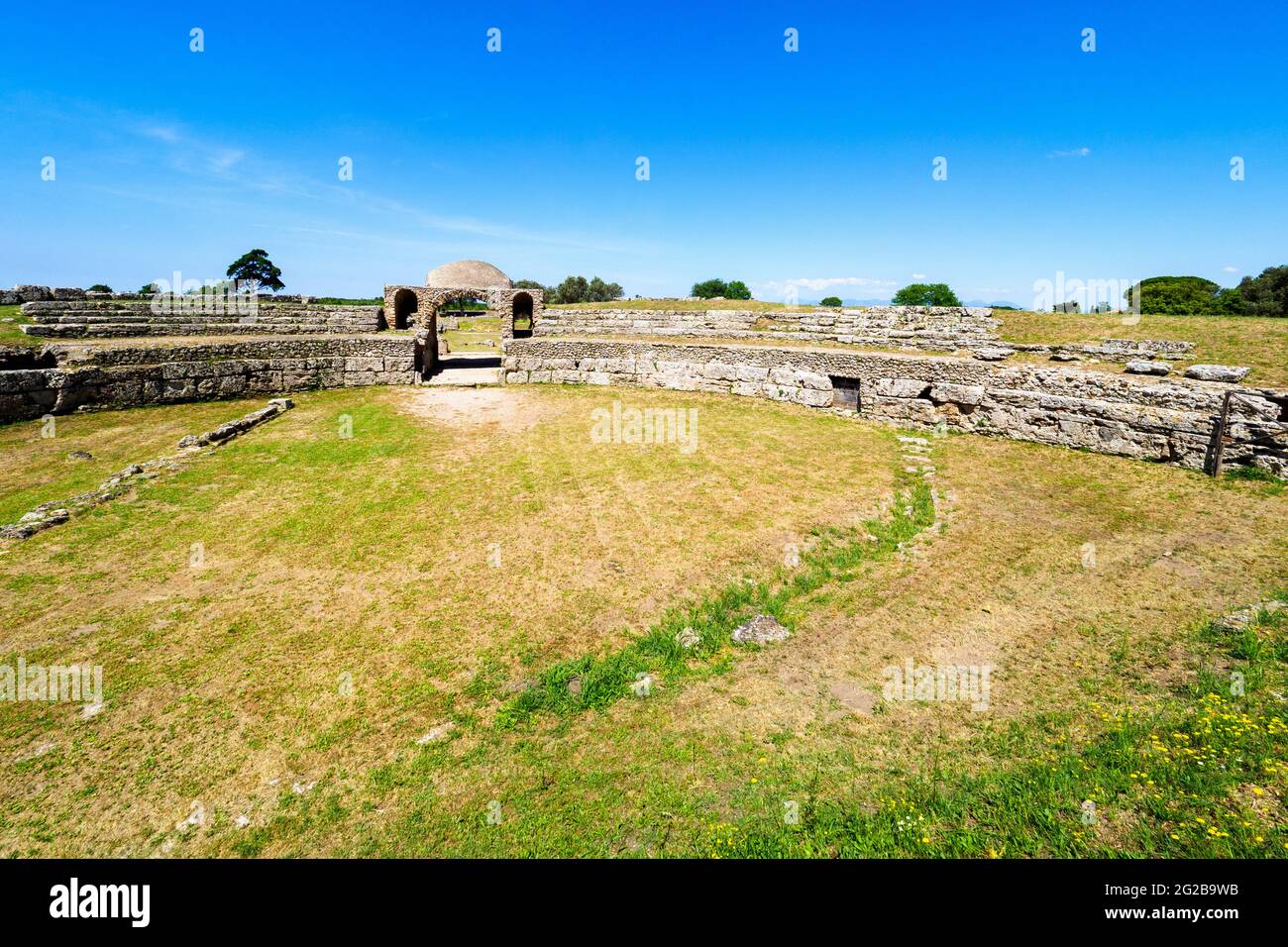 Eingang des Amphitheaters - Archäologisches Gebiet von ​​Paestum - Salerno, Italien Stockfoto