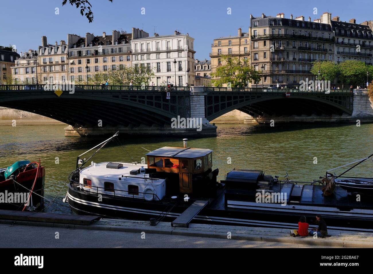 FRANKREICH, PARIS (75) 4 UND 5. ARRONDISSEMENT, DIE KAIS DER SEINE, HAUSBOOT MIT IM HINTERGRUND DIE ILE SAINT-LOUIS Stockfoto