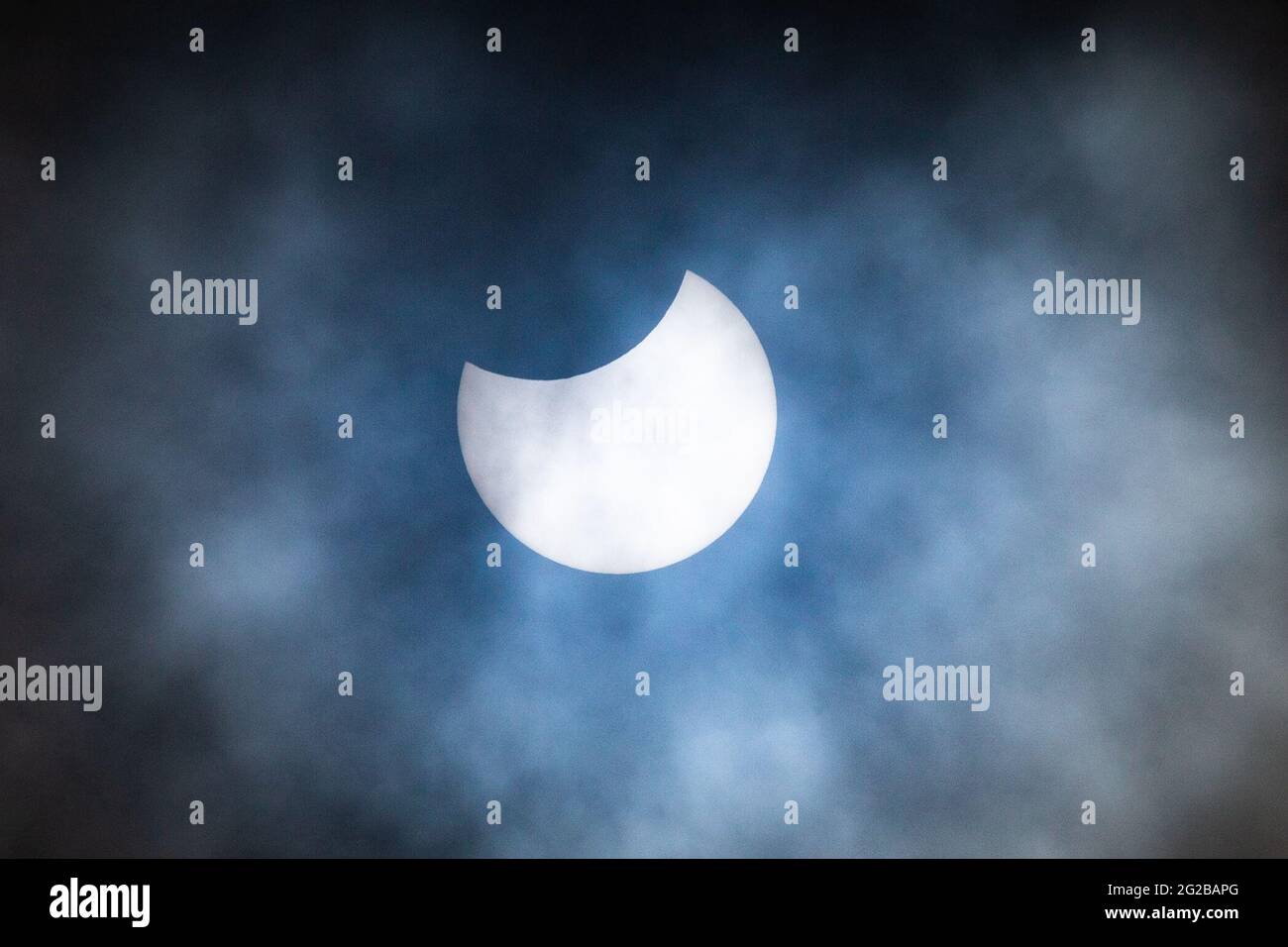 Birmingham, Großbritannien. Juni 2021. Der Mond bei seiner maximalen Abdeckung der Sonne in seinem Transit über die Sonne, produziert eine partielle Sonnenfinsternis heute über das Vereinigte Königreich. Peter Lopeman/Alamy Live News Stockfoto