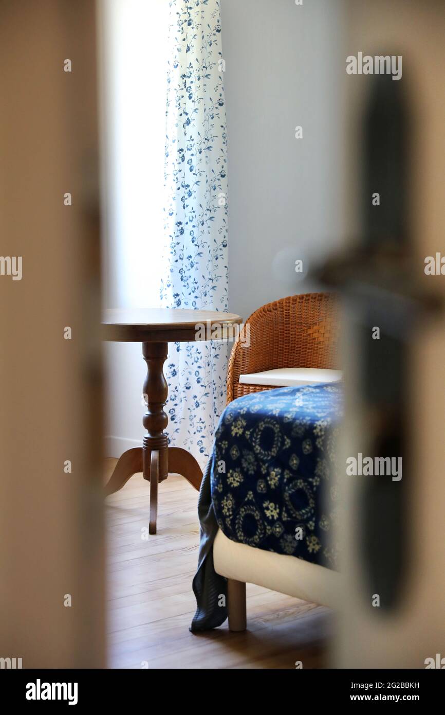Bed and Breakfast: Offene Tür, Zimmer durch die Tür gesehen. Bett und runder Tisch Stockfoto