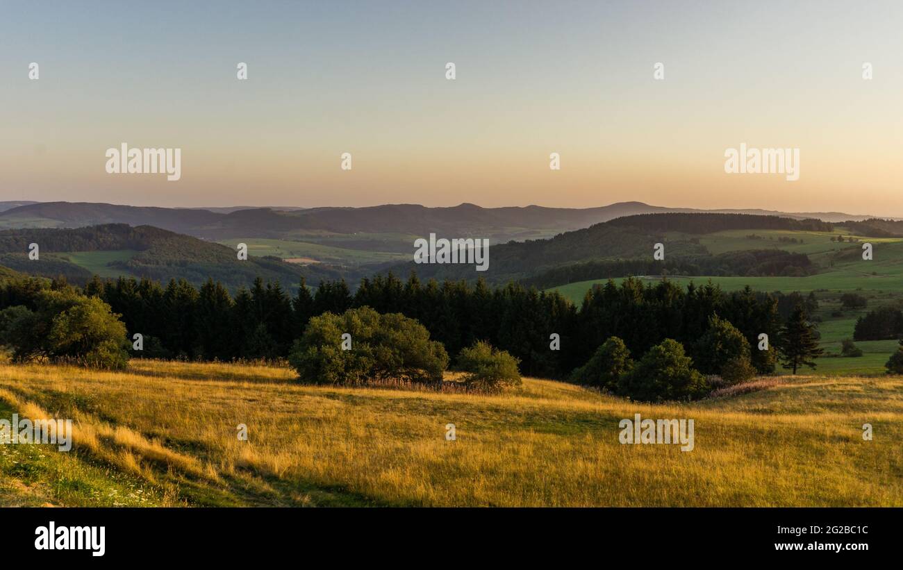 Goldene Stunde am höchsten Punkt der Rhön Wasserkuppe mit hügeliger Landschaft, Deutschland Stockfoto