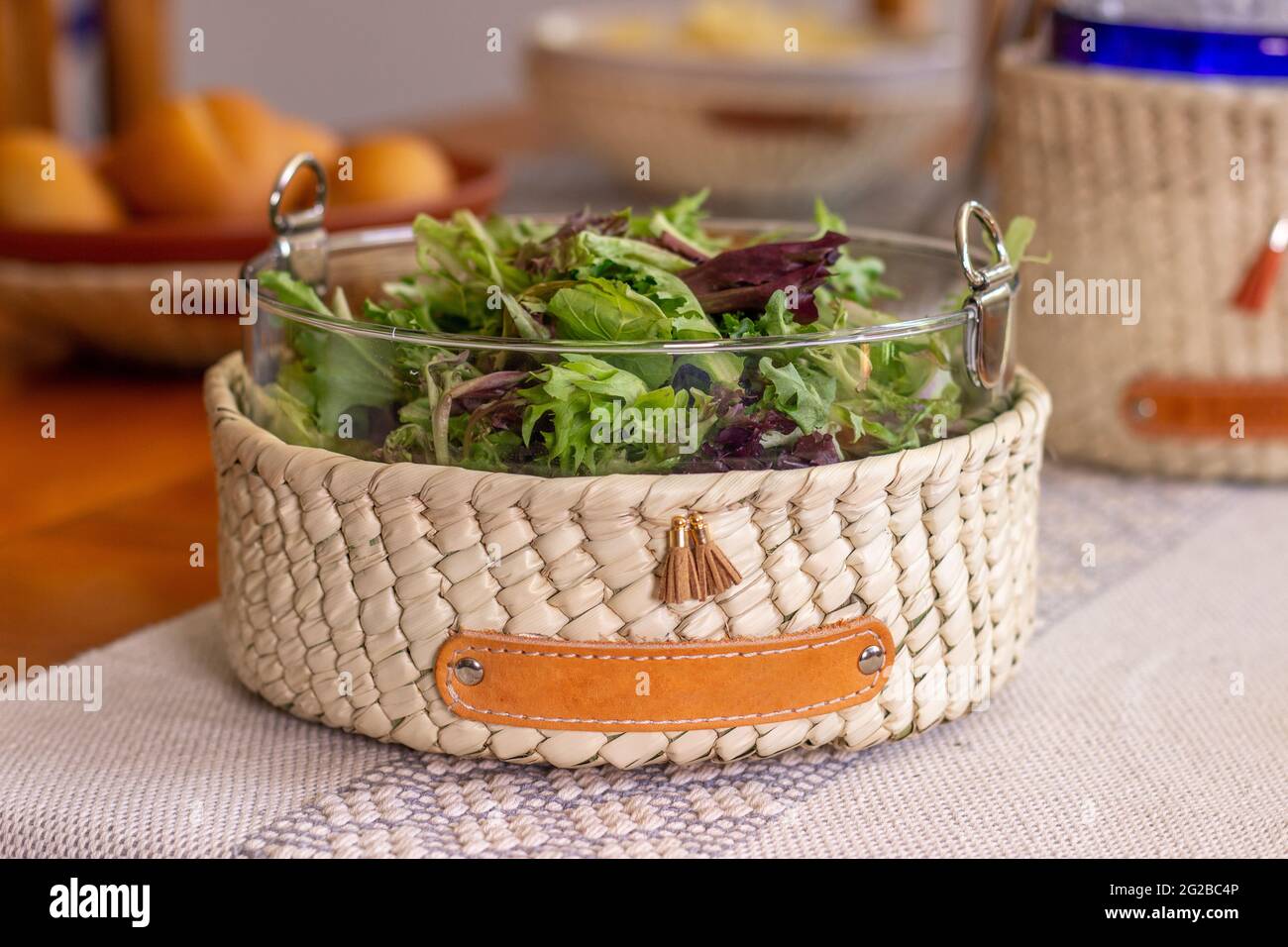 Salatsalat wird über dem Speisesaal in einem Korb aus Palmblättern serviert. Cansata webte in einem ar Stockfoto