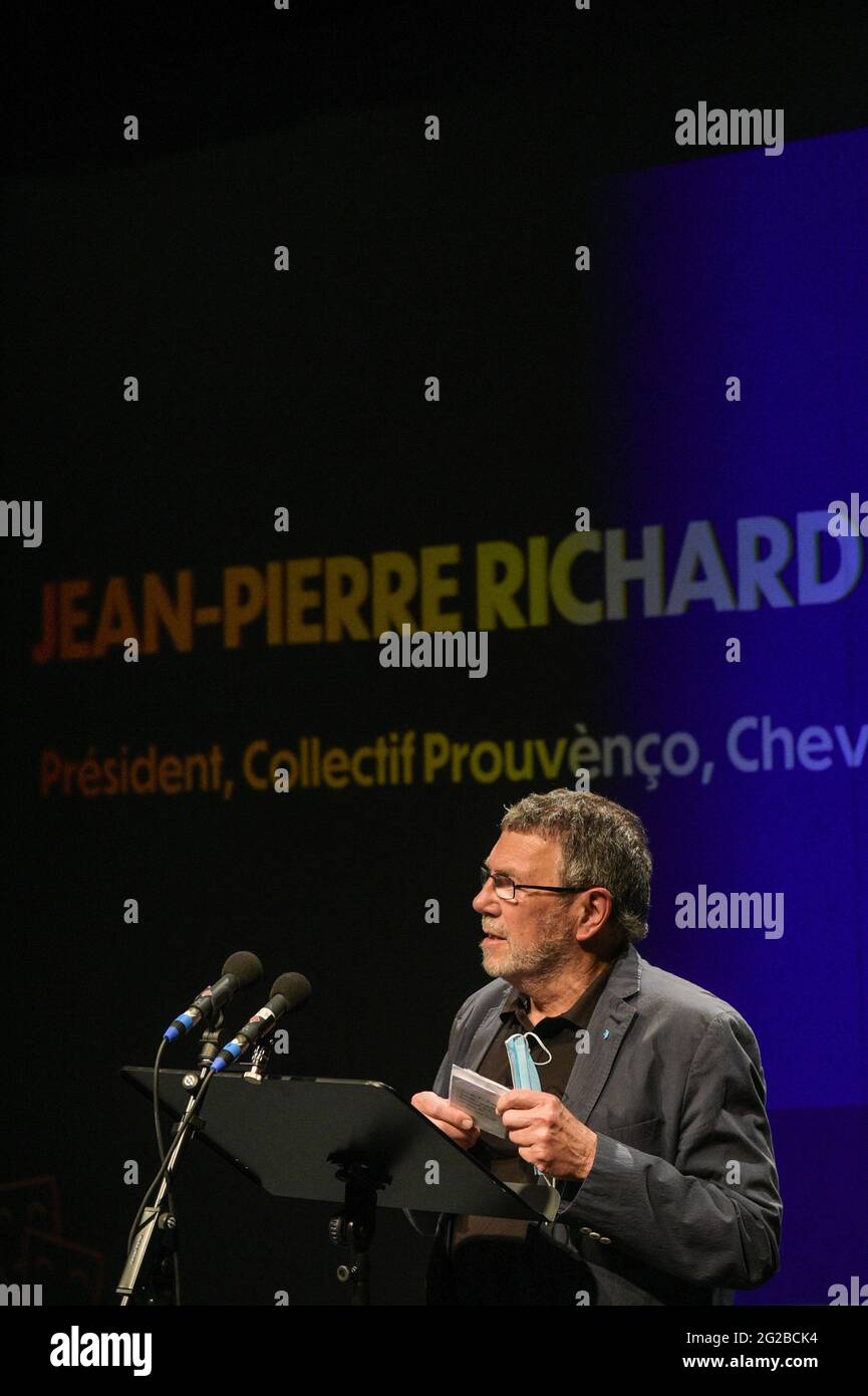 Jean-Pierre Richard hält eine Rede zur Unterstützung von Renaud Muselierbei einem Treffen, das sich der Kulturpolitik des Kandidaten widmet. Renaud Muséer ist Mitglied der Partei Les Republicans (LR) und Präsident der Sud-Region. Er kandidiert für seine eigene Nachfolge bei den Regionalwahlen am 20. Und 27. Juni 2021. Bei diesen Wahlen wird er von Thierry Mariani, Vertreter der rechtsextremen Partei Rassemblement National (RN), stark bedroht. Renaud Museleer machte bei dieser Wahl einen Deal mit der Regierungspartei (LaRem), was die Führer der LR-Partei missfiel. Stockfoto