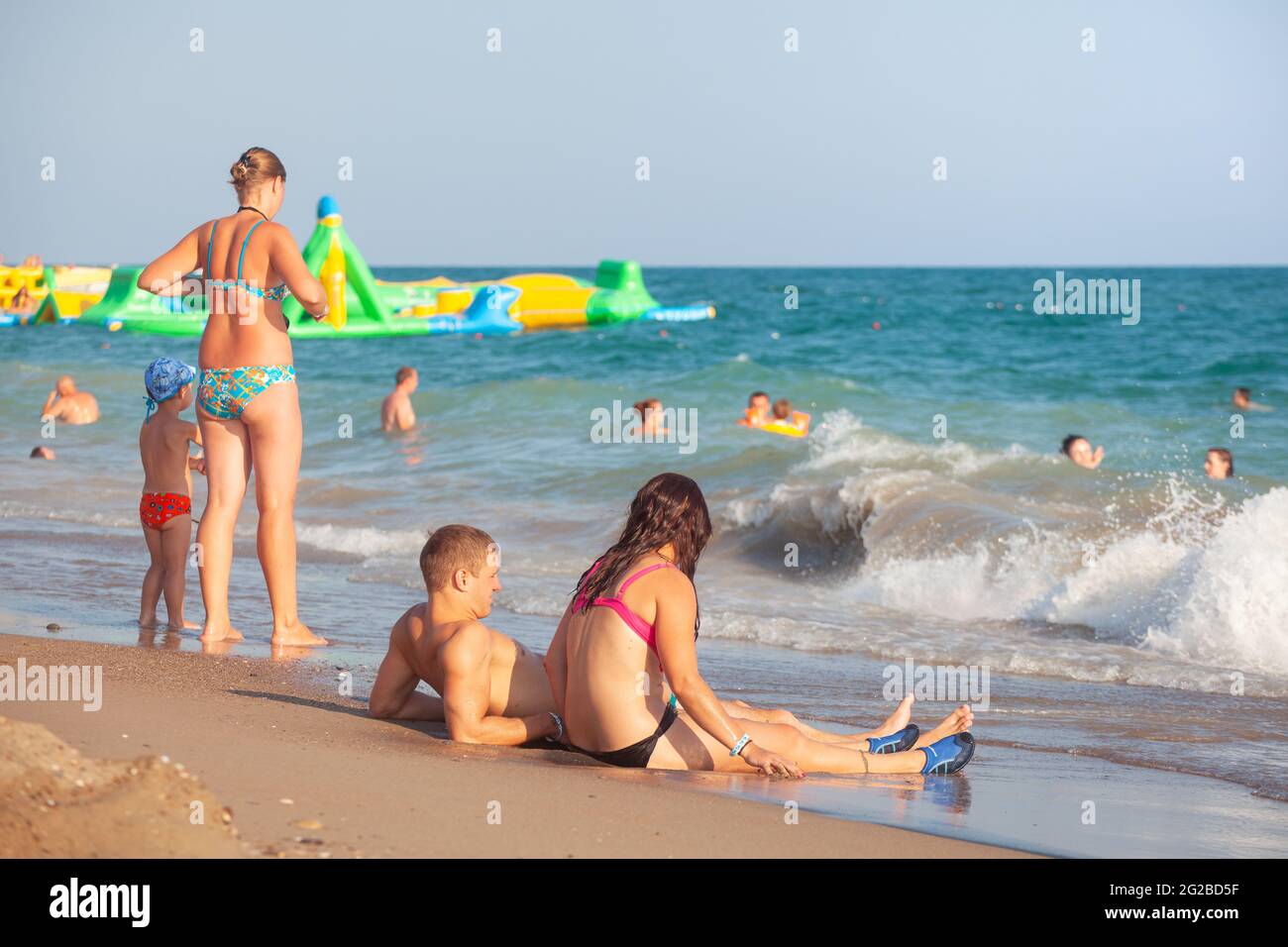 Antalya, Türkei-26. August 2013: Strandbesucher, die im Sommer in Antalya sonnenbaden, schwimmen oder andere Aktivitäten am Strand Unternehmen. Antalya ein Sommer de Stockfoto