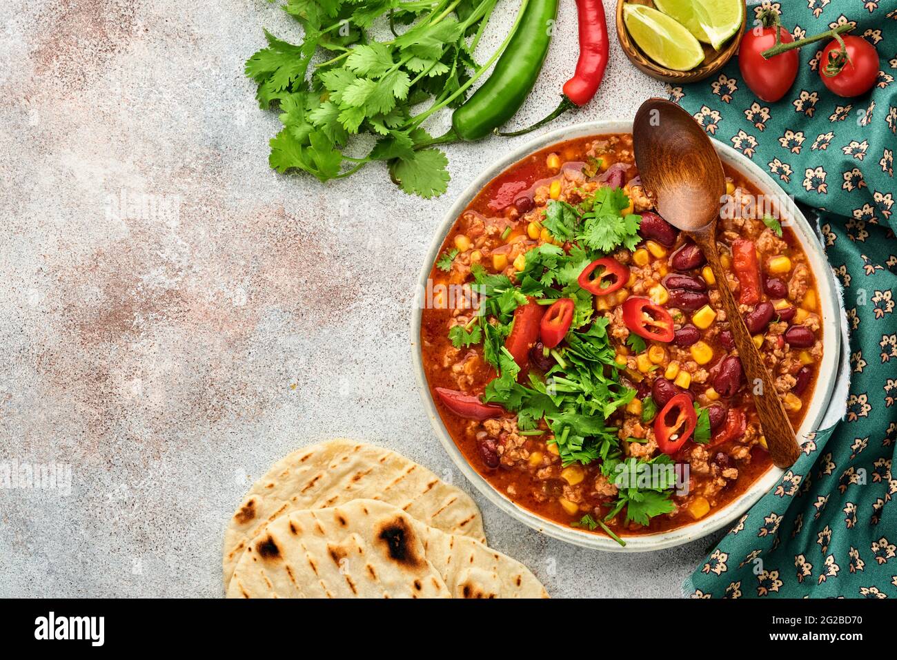 Mexikanische schwarze Bohnensuppe mit Hackfleisch, Tomaten, Koriander ...