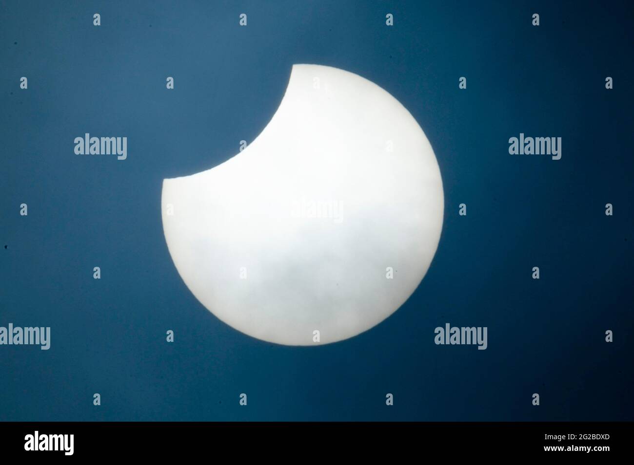 Crewkerne, Somerset, Großbritannien. Juni 2021. Wetter in Großbritannien. Die partielle ringförmige Sonnenfinsternis der Sonne bricht kurz durch die nebligen Wolken über Crewkerne in Somerset. Bildnachweis: Graham Hunt/Alamy Live News Stockfoto