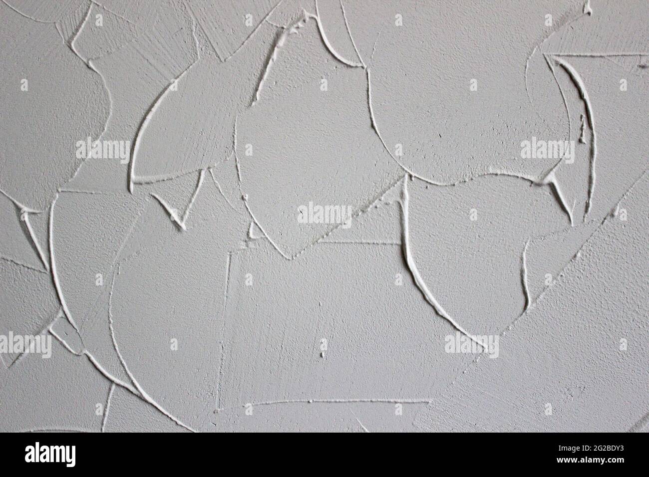 Weißer strukturierter Hintergrund der Füllmasse mit Kitt Messer aufgetragen In unregelmäßigen Striche und Striche Stockfoto