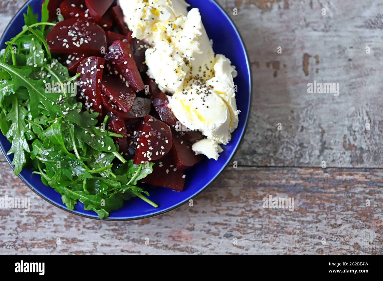 Gesunder Salat mit Rucola, Rüben und Mascarpone. Keto-Diät. Gesundes Essen. Stockfoto