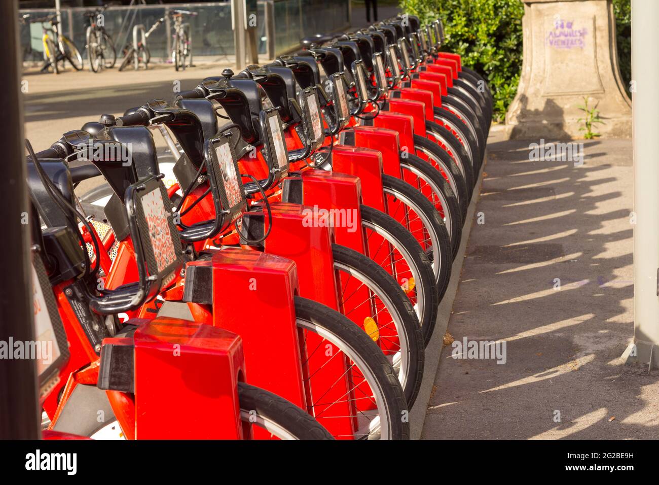 Rote Fahrräder in der Stadt Barcelona. Fahrräder in der Stadt zu mieten. Stockfoto