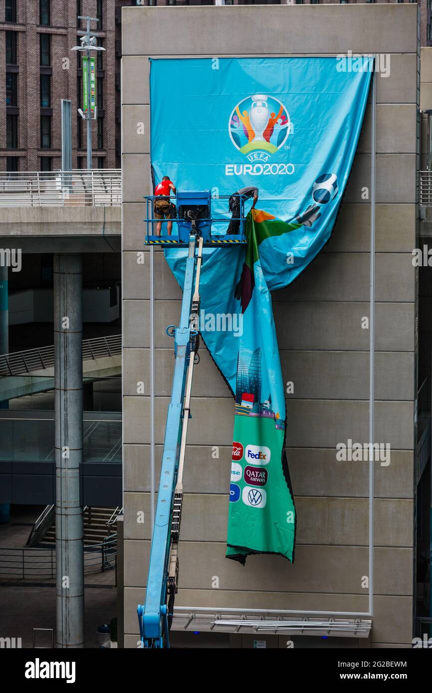 Wembley Stadium, Wembley Park, Großbritannien. Juni 2021. Wembley setzt seine Vorbereitungen für die UEFA-Fußball-Europameisterschaft fort, da Arbeiter auf der gesamten Website große Banner anbringen. Das Turnier wird um ein Jahr verschoben, als die Coronavirus-Pandemie 2020 weltweit eintraf. Es beginnt morgen, am 11. Juni 2021, mit dem Wembley Stadium, dem ersten Spiel, England gegen Kroatien, am 13. Juni 2021. Amanda Rose/Alamy Live News Stockfoto