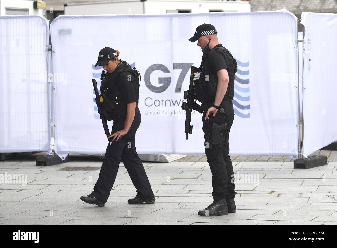 Polizei im Medienzentrum in Falmouth, vor dem G7-Gipfel in Cornwall. Bilddatum: Donnerstag, 10. Juni 2021. Stockfoto