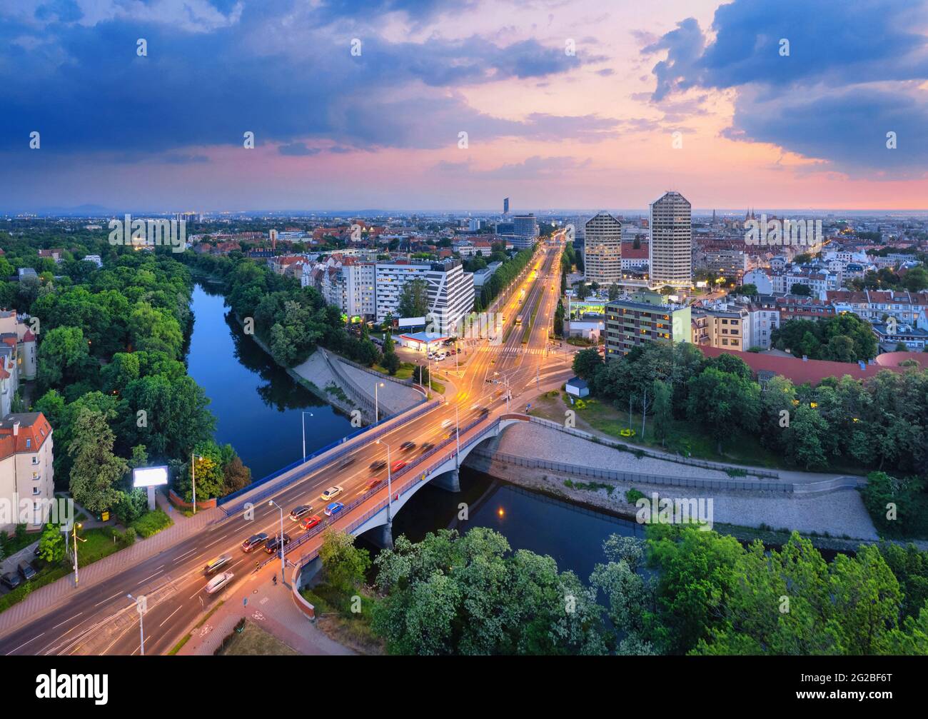Breslau, Polen. Luftaufnahme der Szczytnicki Brücke über den Fluss Stara oder und die Plac Grunwaldzki Straße in der Abenddämmerung Stockfoto