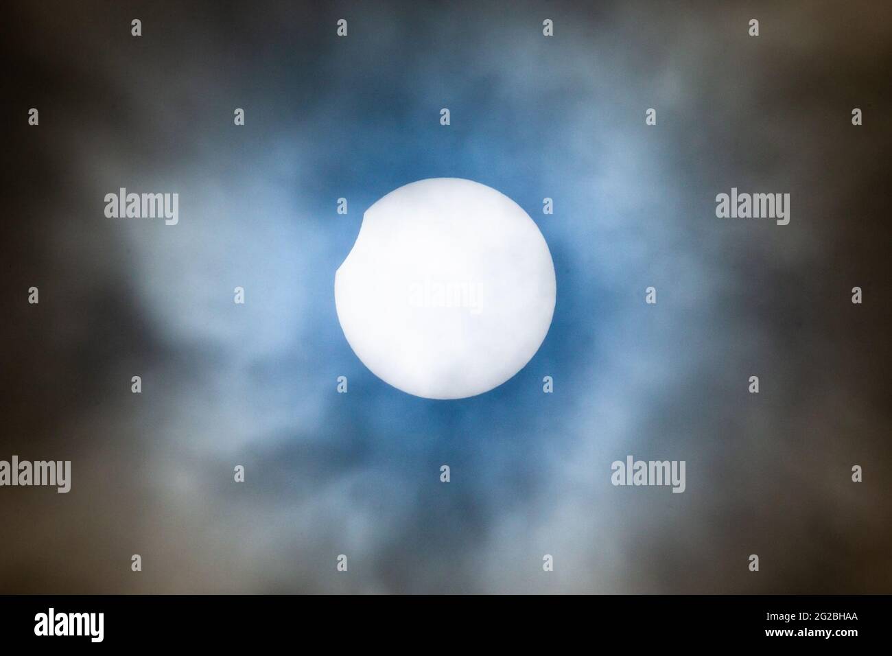 Birmingham, Großbritannien. Juni 2021. Der Mond ist gerade am Ende seines Transits über die Sonne sichtbar und produziert heute eine partielle Sonnenfinsternis quer durch Großbritannien. Peter Lopeman/Alamy Live News Stockfoto