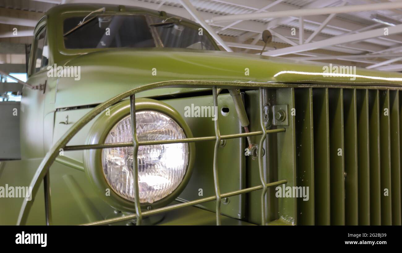 Nahaufnahme des Studebaker US6 Rundscheinwerfers. Dreiachsiger LKW, hergestellt von 1941 bis 1945. Verbesserte länderübergreifende Fähigkeiten und Transportkapazitäten Stockfoto