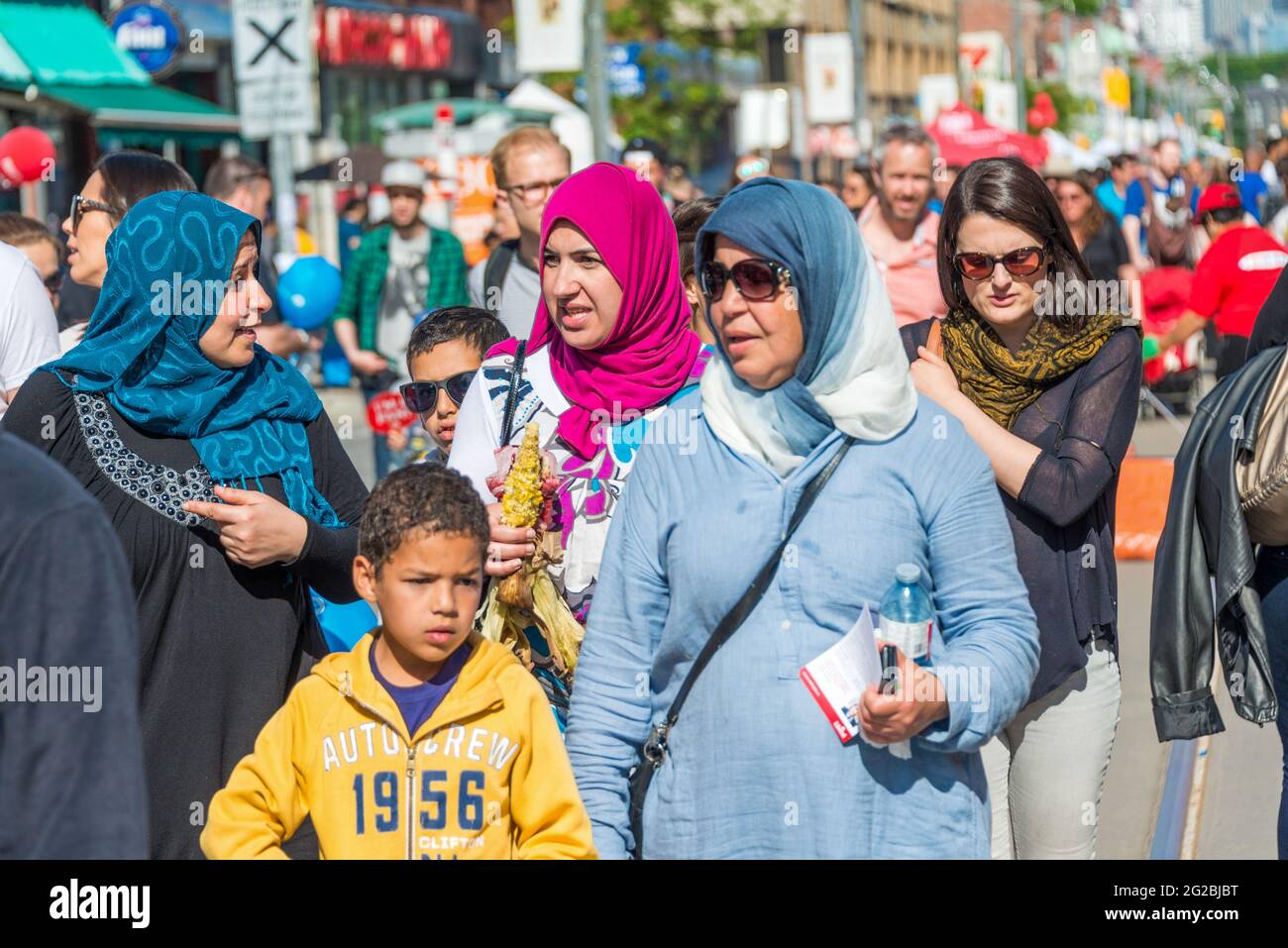 Islam Frauen tragen Kopftuch in der nordamerikanischen Stadt, multikulturelle Stadt zusammen feiert die Dundas West Festival in Portugal, das Festival ist Stockfoto
