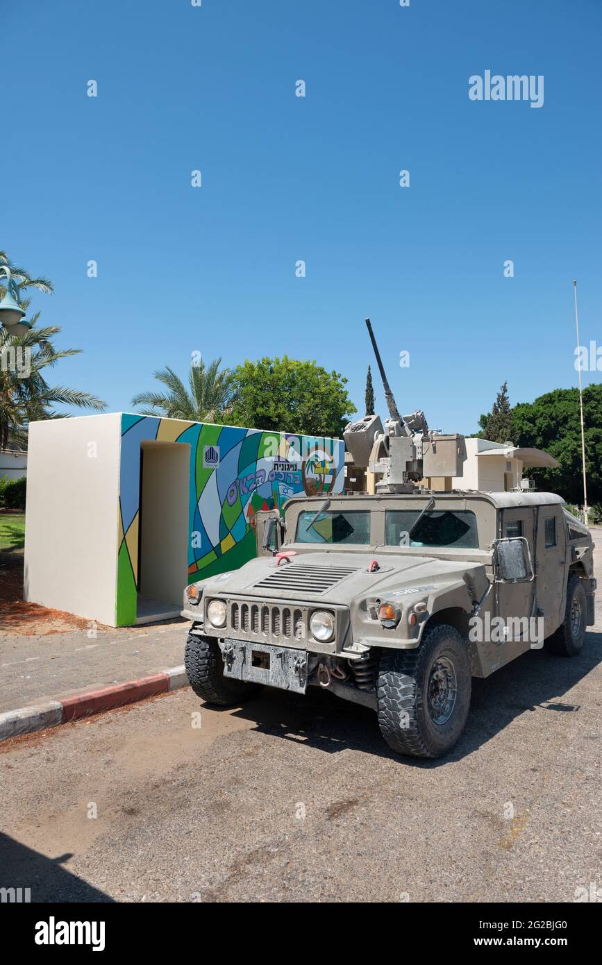 Joint Light Tactical Vehicle vor einer Bombenschutzhütte in Netiv HaAsara neben dem Busstand. Netiv HaAsara ist ein Moshav, südlich von Israel an der Grenze zu Gaza. Stockfoto