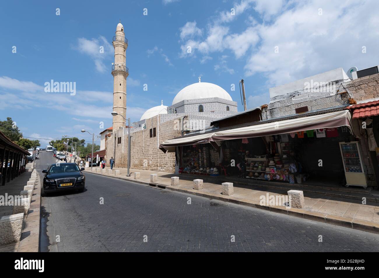 Die Mahmoudiya Moschee in Jaffa von der Straße aus gesehen. Es ist eine der größten und wichtigsten Moscheen in dieser Region. Stockfoto