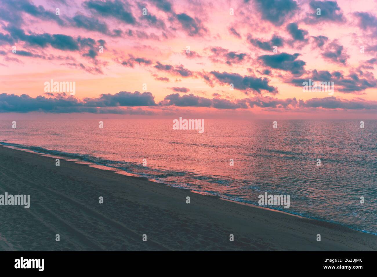 Seascape am frühen Morgen. Sonnenaufgang über dem Meer. Naturlandschaft Stockfoto