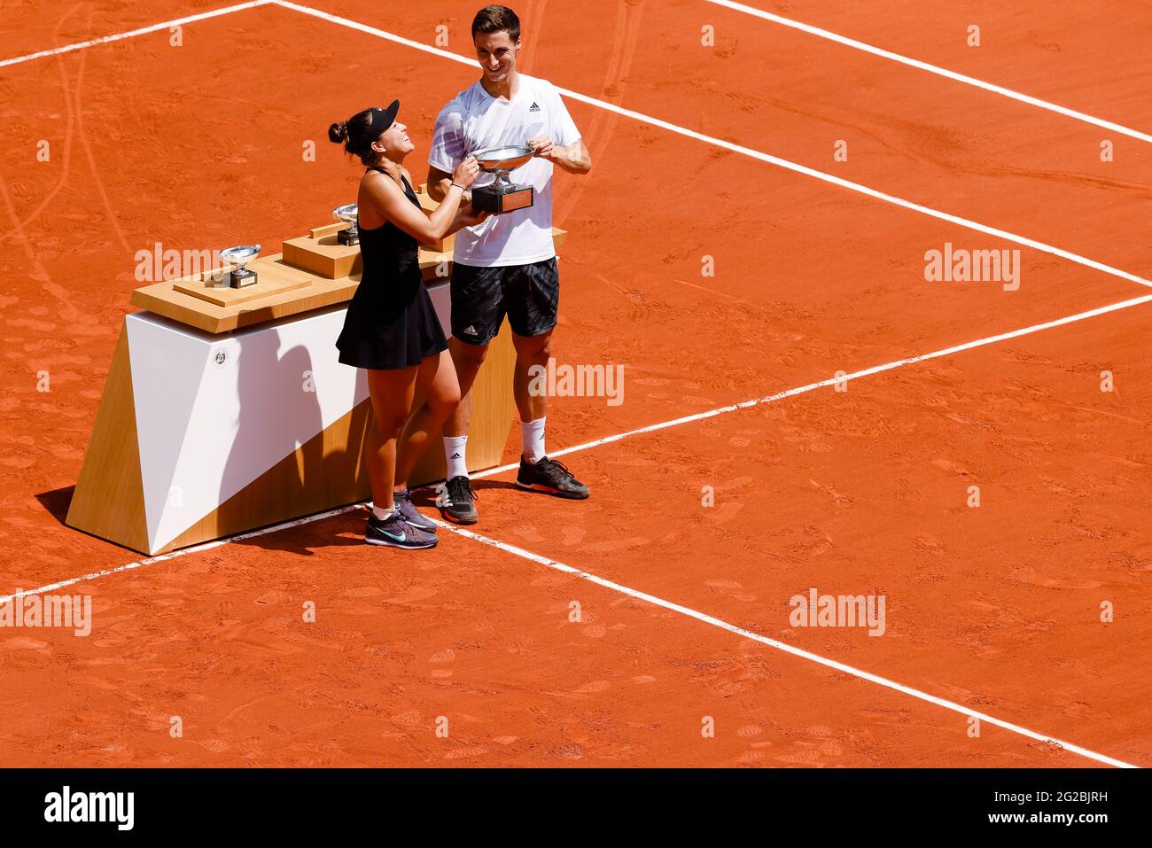 Paris, Frankreich. Juni 2021. Desirae Krawczyk aus den USA und Joe Salisbury von GBR gewannen das Mix Doubles Finale beim French Open Grand Slam Tennisturnier 2021 in Roland Garros, Paris, Frankreich. Frank Molter/Alamy Live Nachrichten Stockfoto