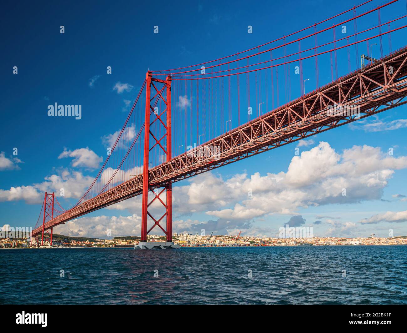 Die Brücke 25 de Abril ist eine Brücke, die die Stadt Lissabon mit der Gemeinde Almada, Lissabon, verbindet Stockfoto