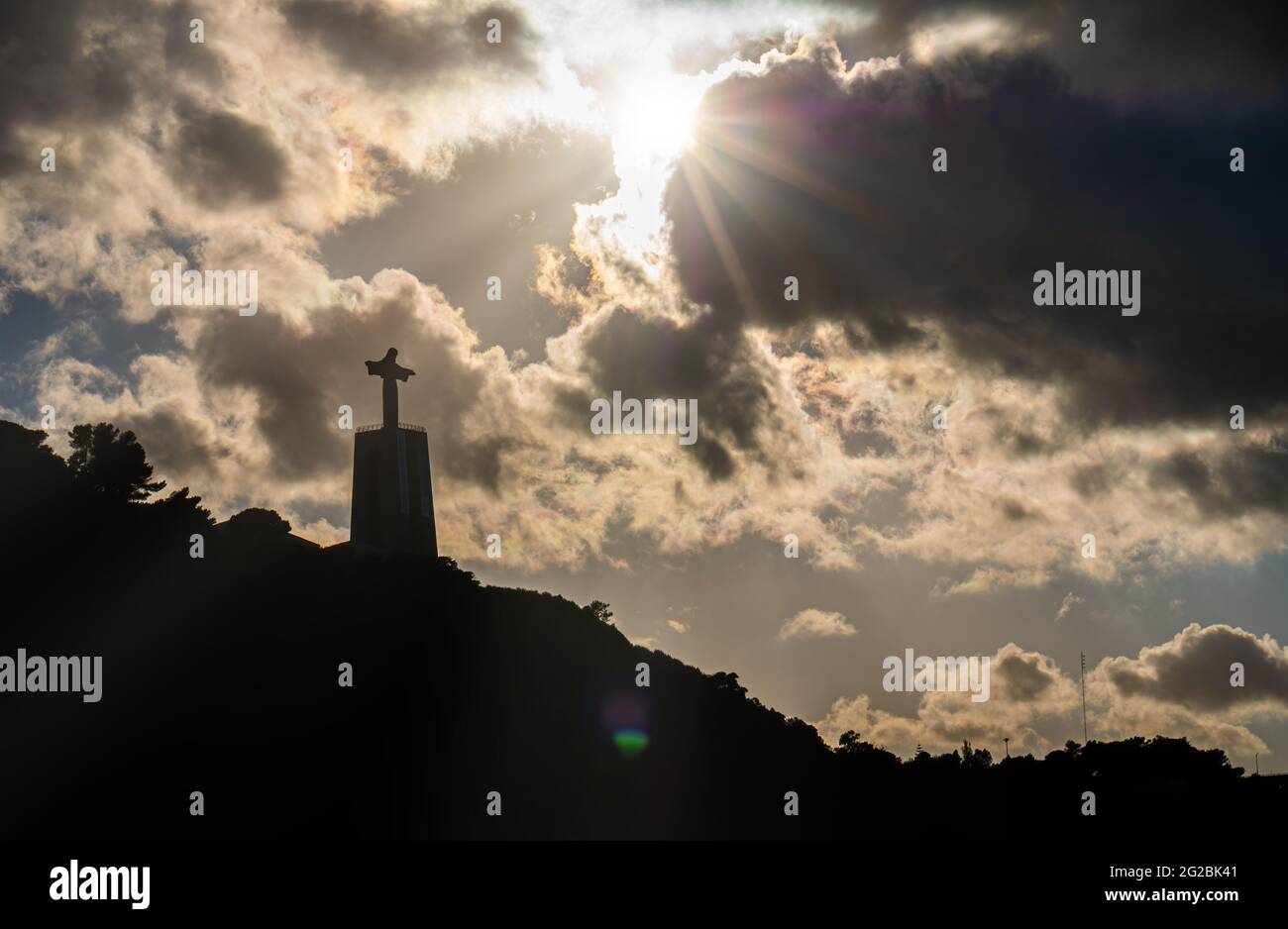 Silhouette des Christusdenkmals Cristo-Rei in Lissabon, Portugal Stockfoto