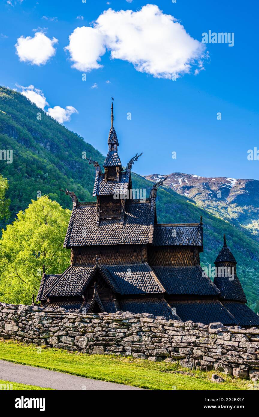Eine der berühmtesten Stabkirchen Norwegens, die Stabkirche Borgund in Laerdal. Stockfoto