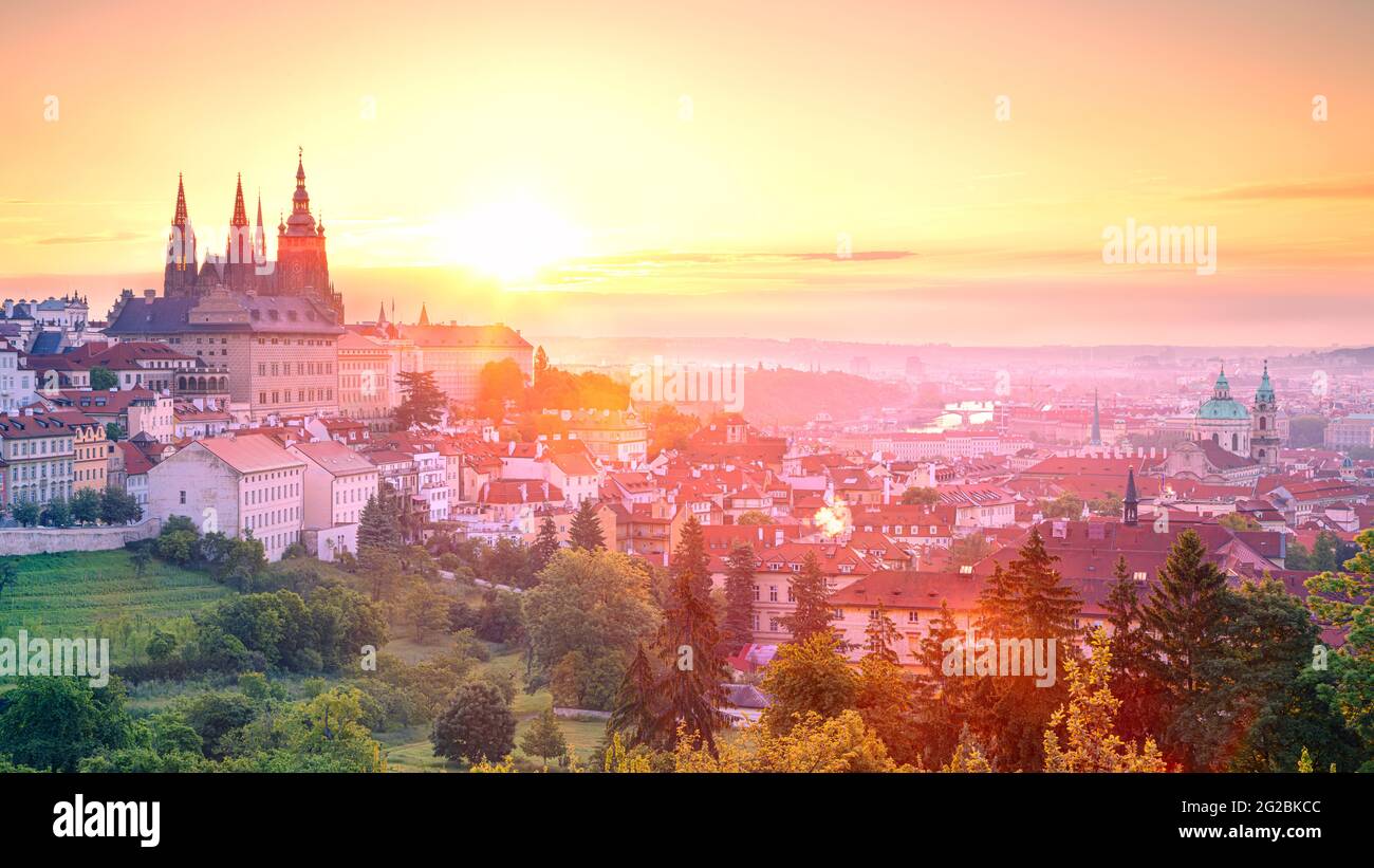 Prager Panorama. Luftbild von Prag, Hauptstadt der Tschechischen Republik mit St. Veits Kathedrale während des Sonnenaufgangs im Sommer. Stockfoto