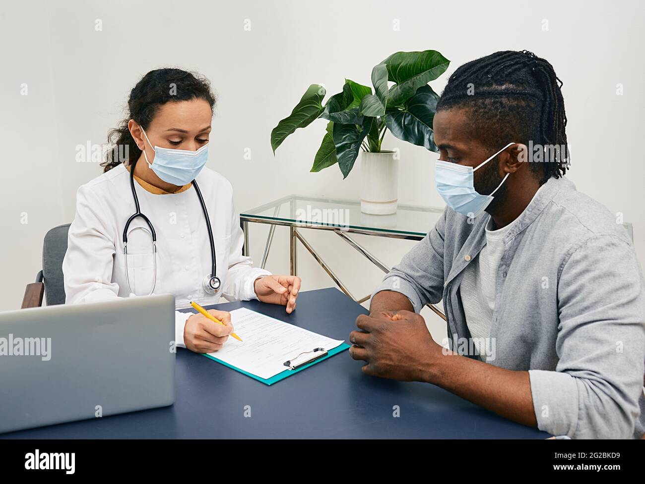 Erwachsener Mann beim Besuch des Allgemeinarztes in der medizinischen Klinik. Arztgespräch Stockfoto