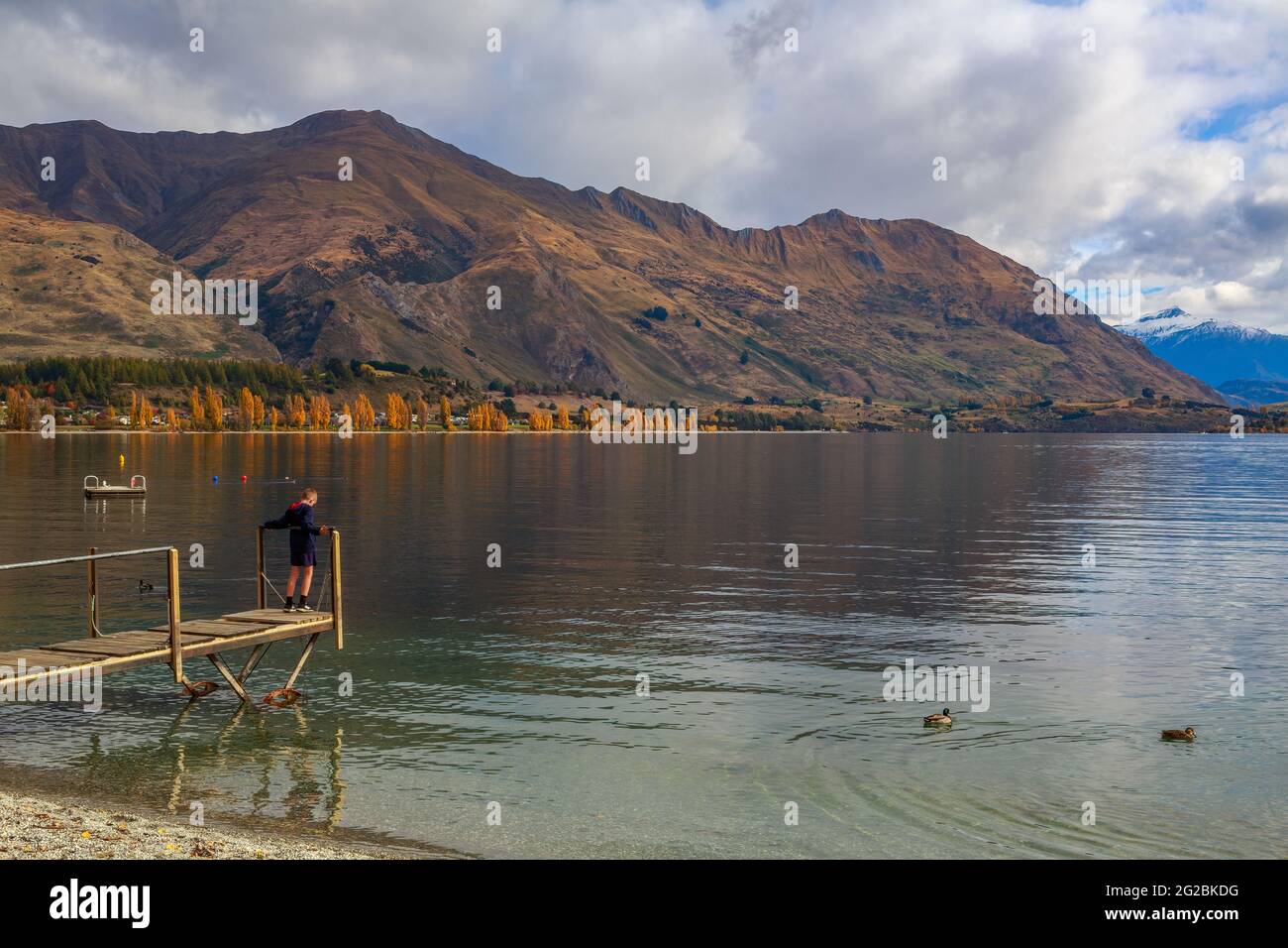 Lake Wanaka, Neuseeland, im Herbst, vom Seeufer der Stadt Wanaka aus gesehen Stockfoto