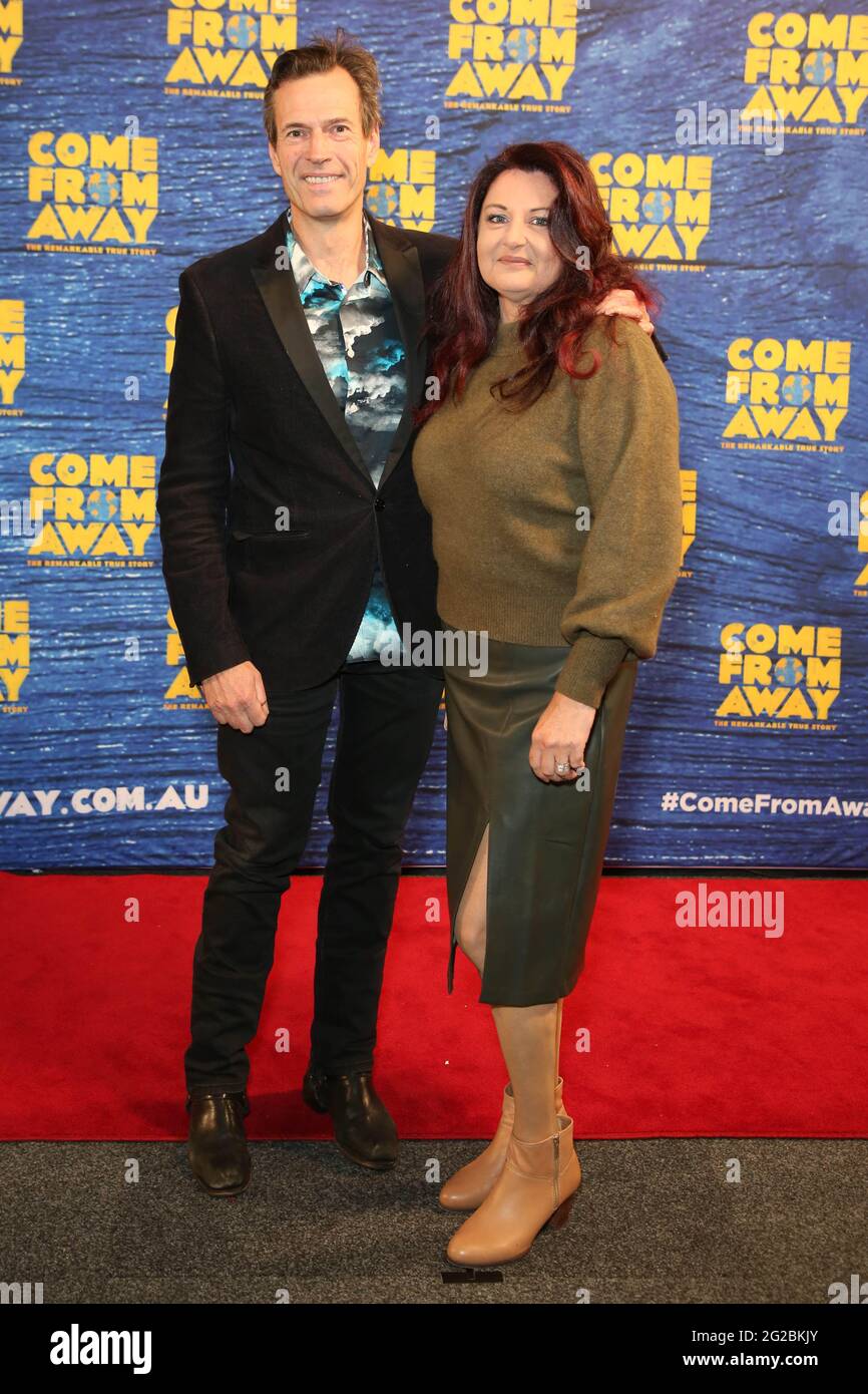 Sydney, Australien. Juni 2021. Prominente und VIPS besuchen die Sydney Premiere Eröffnungsnacht des Musicals kommen aus dem Weg ins Capitol Theatre, Campbell Street, Haymarket. Im Bild: Brendon Jones und Helen Jones. Kredit: Richard Milnes/Alamy Live Nachrichten Stockfoto