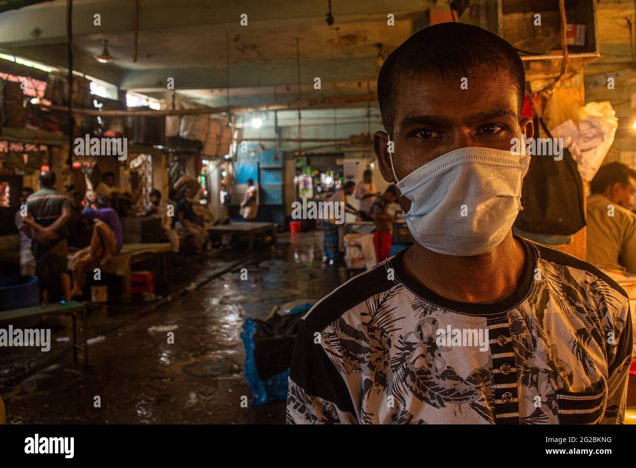 Covid-19-Einschlag in Rajshahi, Bangladesch - Mann mit Maske auf dem lebenden Fischmarkt in Covid-19 Ausbruch im Juni 2021 - Rajshahi Lock Down Stockfoto