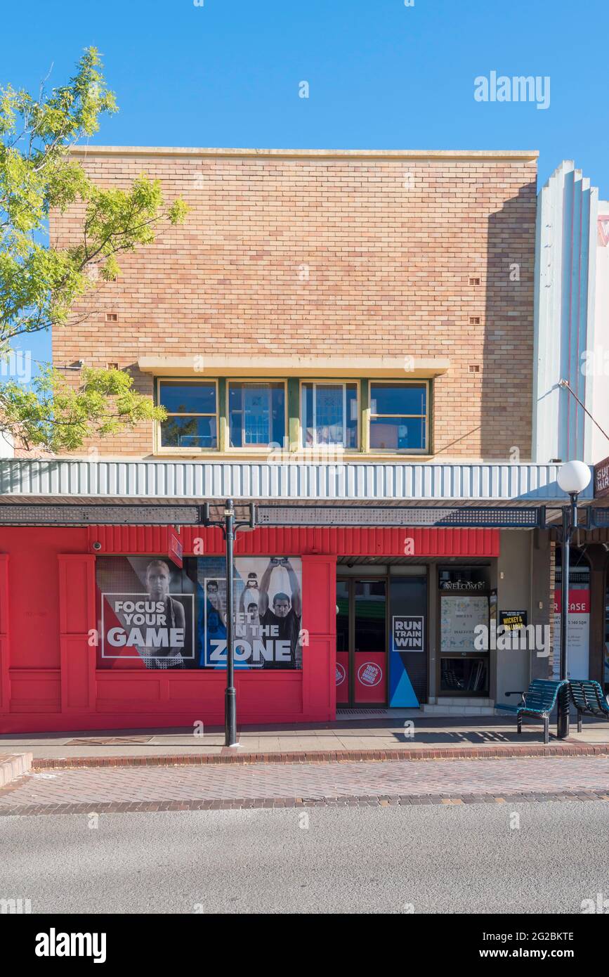 Ein zweigeschossiger Einzelhandel und ein Büro- oder Wohngebäude nach dem Krieg in der Stadt Nowra an der Südküste von New South Wales in Australien Stockfoto