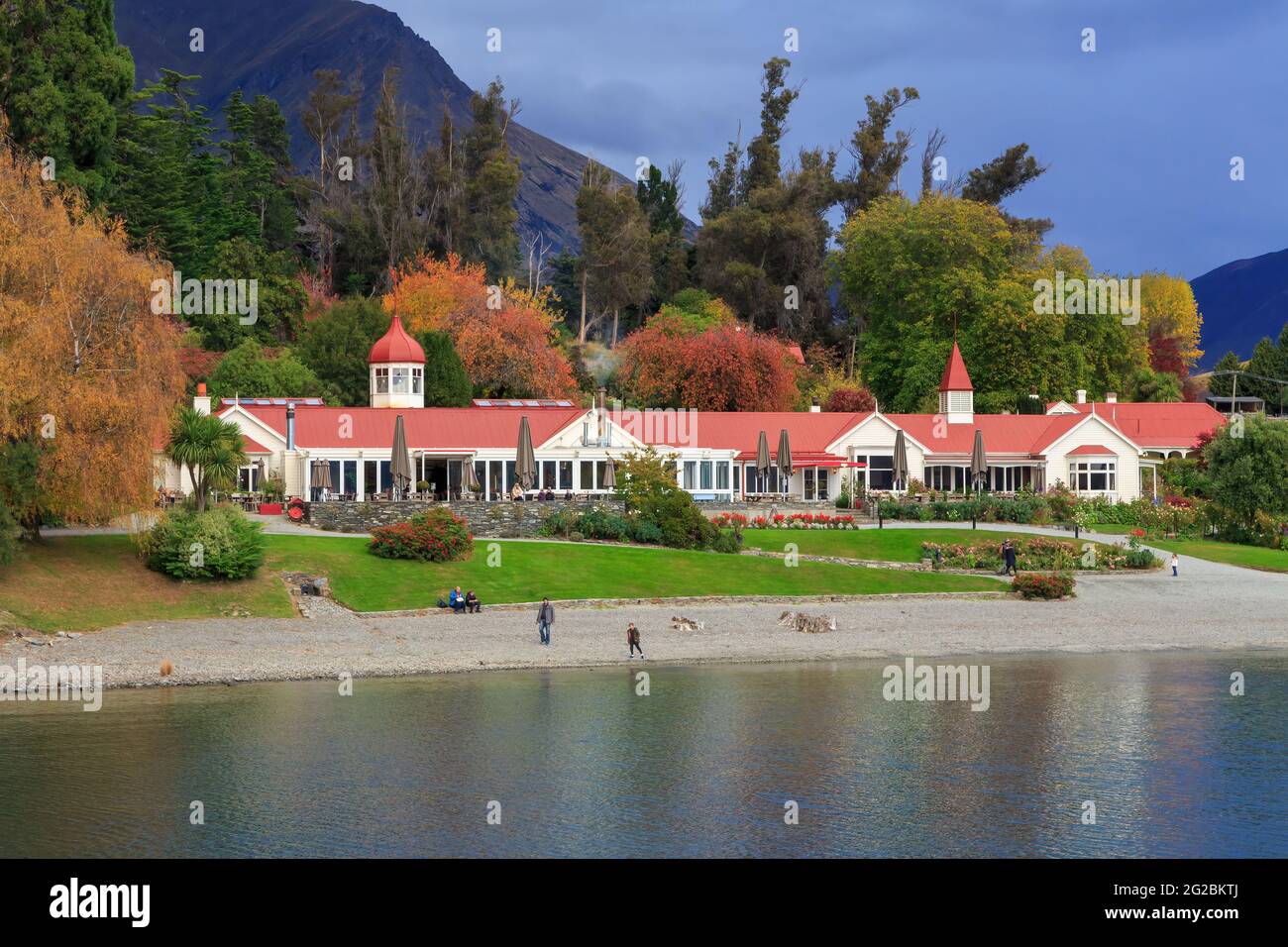 Walter Peak Far, ein Bauernhof und Touristenattraktion am Lake Wakatipu, Neuseeland. Das große Gebäude, das 'Colonel's Homestead', ist ein Restaurant Stockfoto