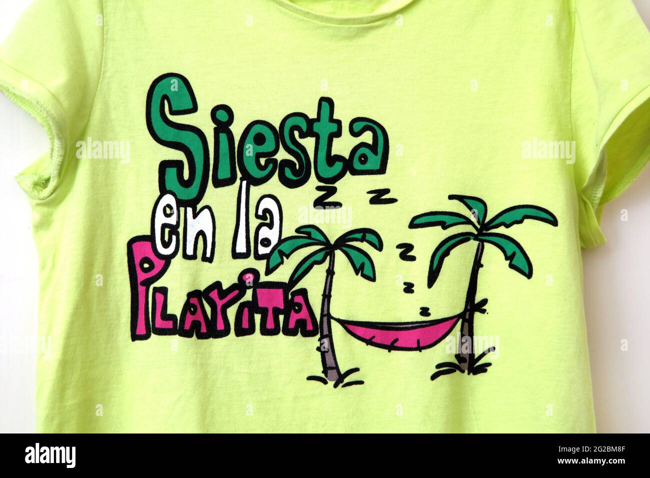 Vintage-T-Shirt Siesta en la Playita (Siesta on the Beach) aus den 90er Jahren Stockfoto