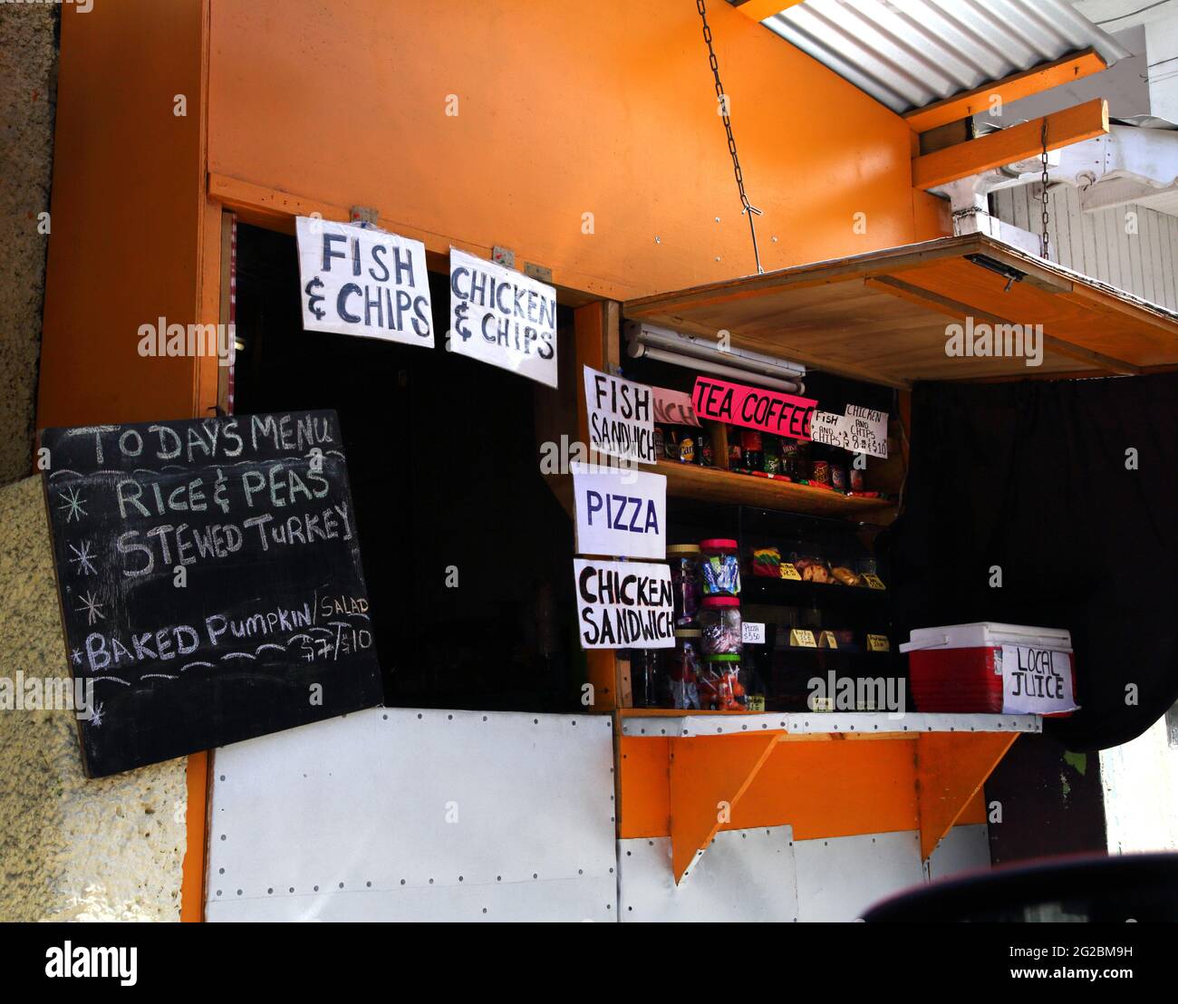 Gouyave Grenada Stall am Straßenrand Verkauf von Getränken und Snacks Stockfoto