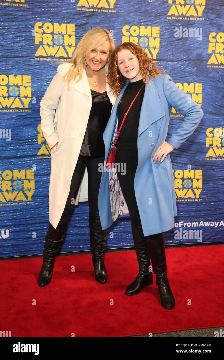 Sydney, Australien. Juni 2021. Prominente und VIPS besuchen die Sydney Premiere Eröffnungsnacht des Musicals kommen aus dem Weg ins Capitol Theatre, Campbell Street, Haymarket. Im Bild: Angela Bishop und ihre Tochter Amelia. Kredit: Richard Milnes/Alamy Live Nachrichten Stockfoto