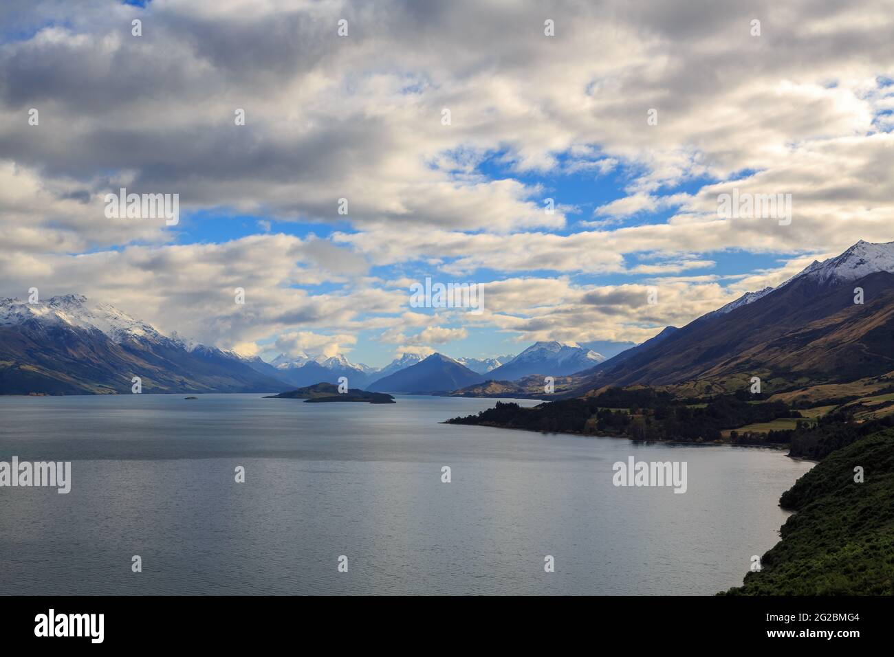 Das nördliche Ende des Lake Wakatipu auf der Südinsel Neuseelands, umgeben von den Bergen der Südalpen Stockfoto